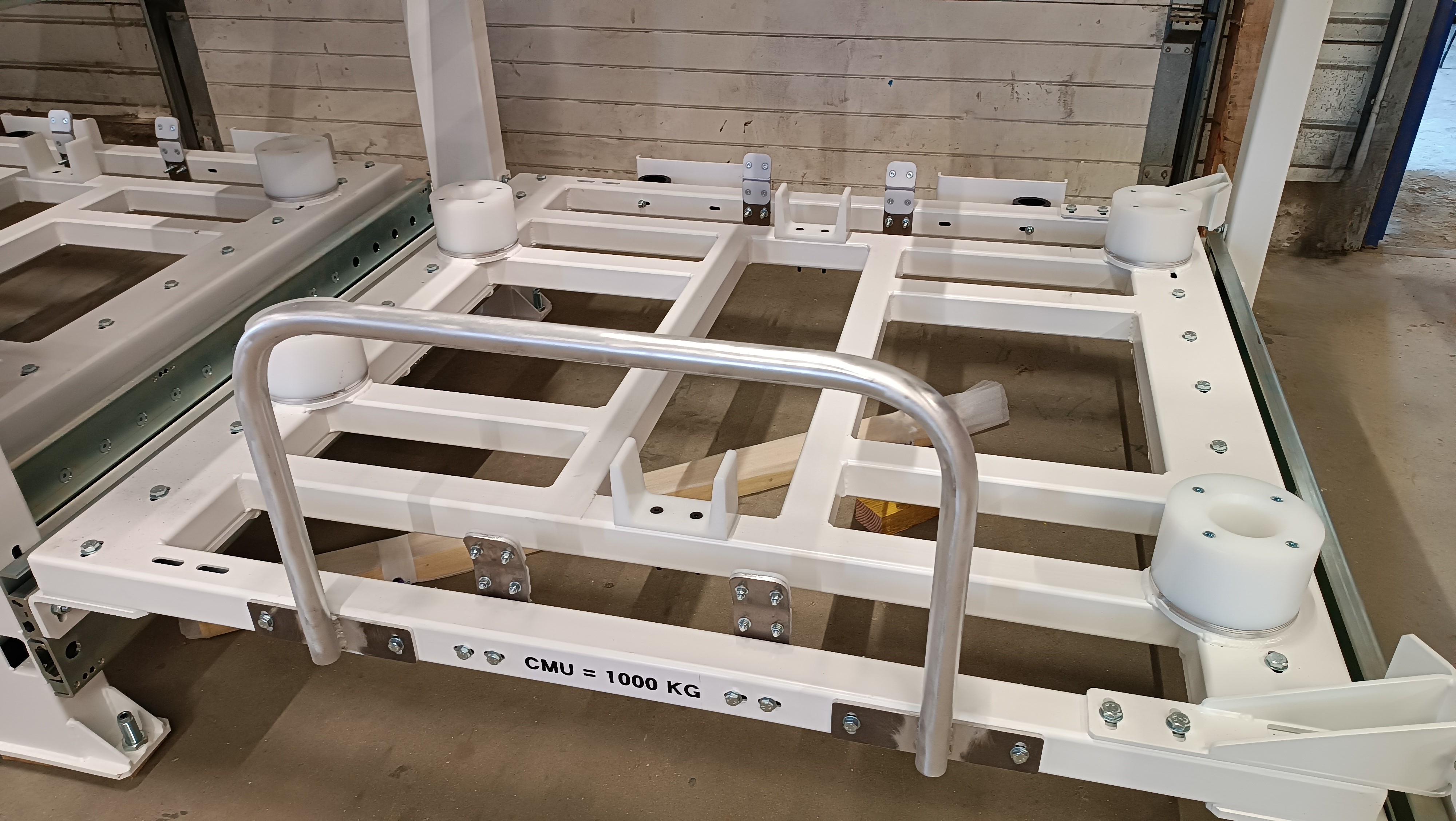 Rayonnage industriel cantilever sur mesure avec tiroirs pour charges lourdes en milieu aéronautique