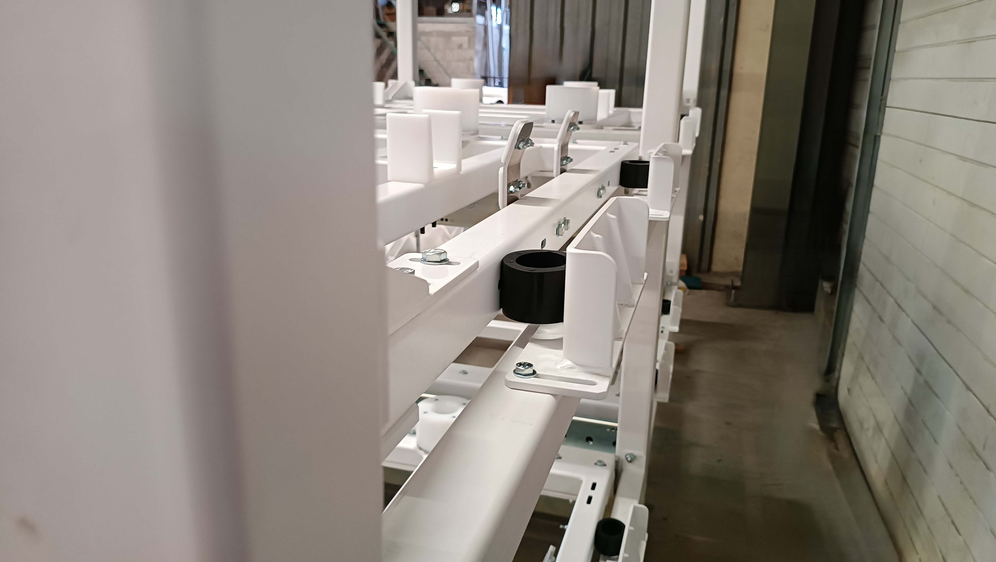 Rayonnage industriel cantilever sur mesure avec tiroirs pour charges lourdes en milieu aéronautique