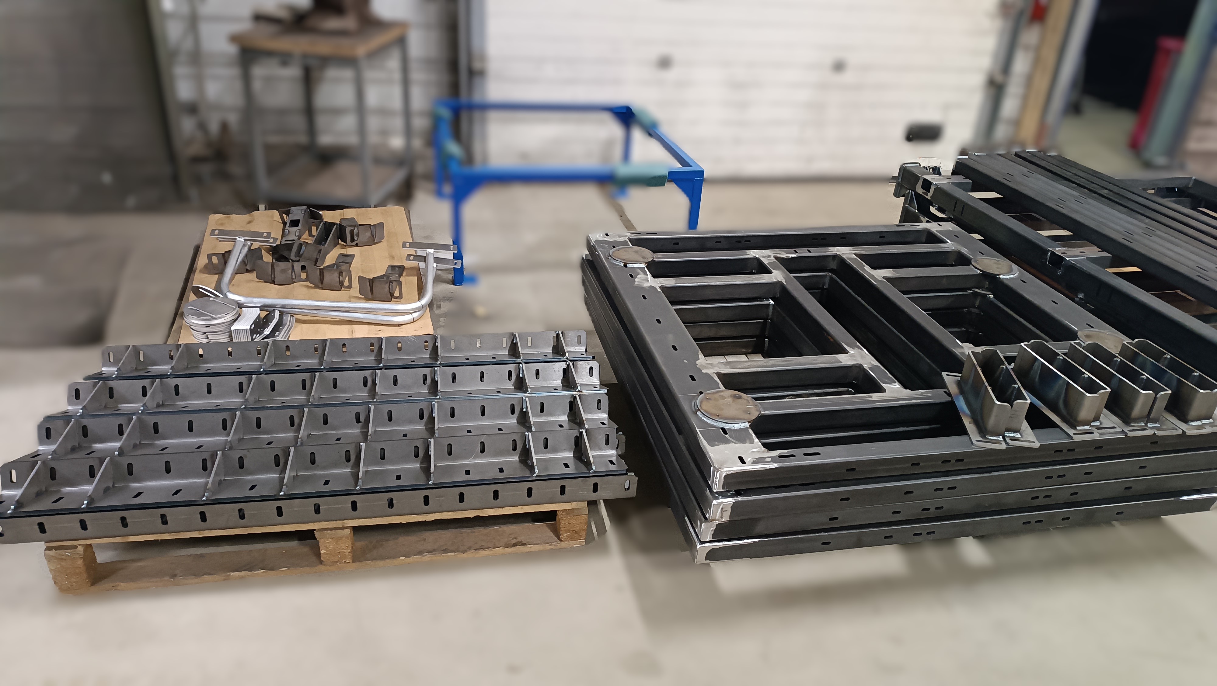 Rayonnage industriel cantilever sur mesure avec tiroirs pour charges lourdes en milieu aéronautique