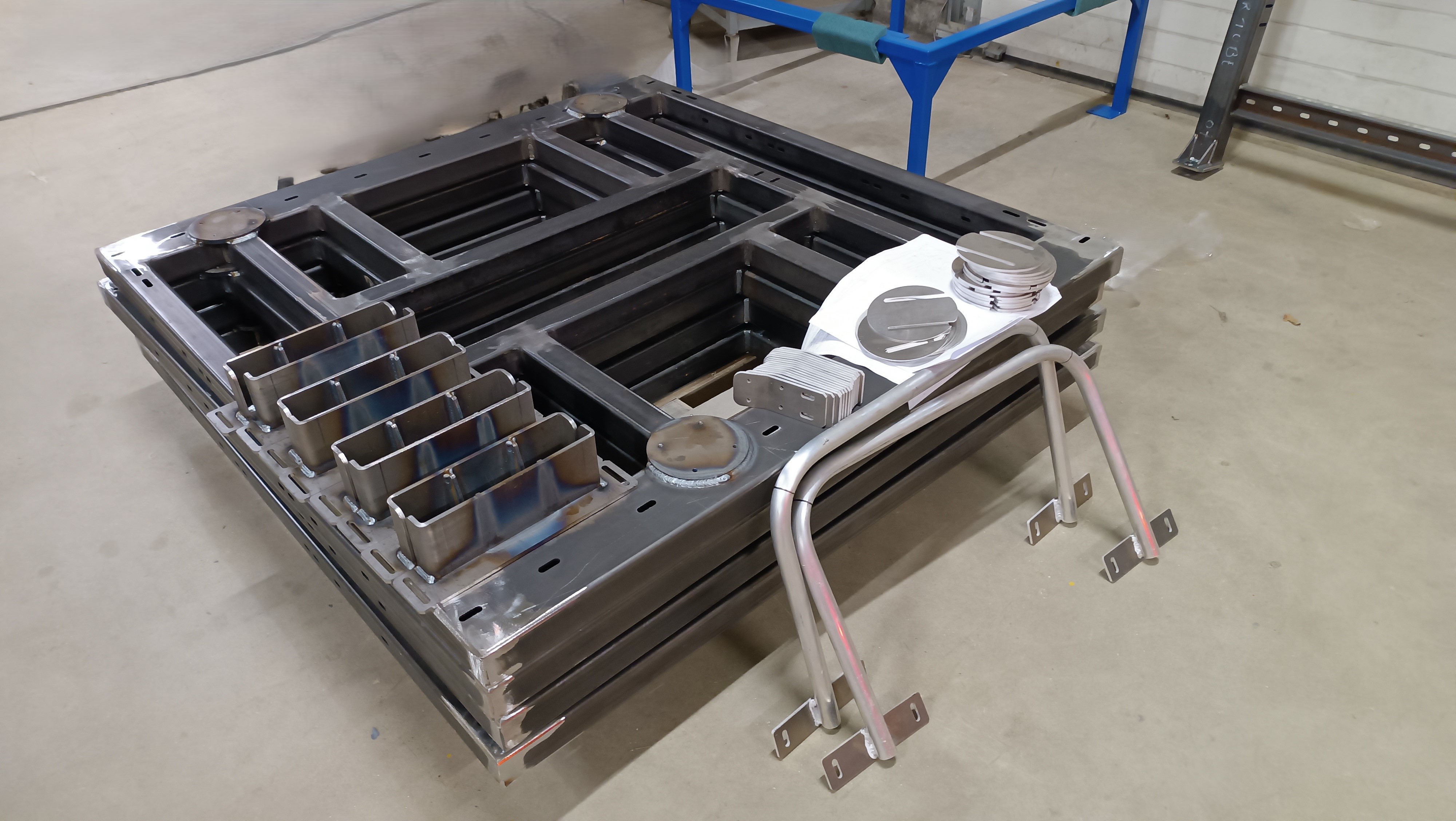 Rayonnage industriel cantilever sur mesure avec tiroirs pour charges lourdes en milieu aéronautique