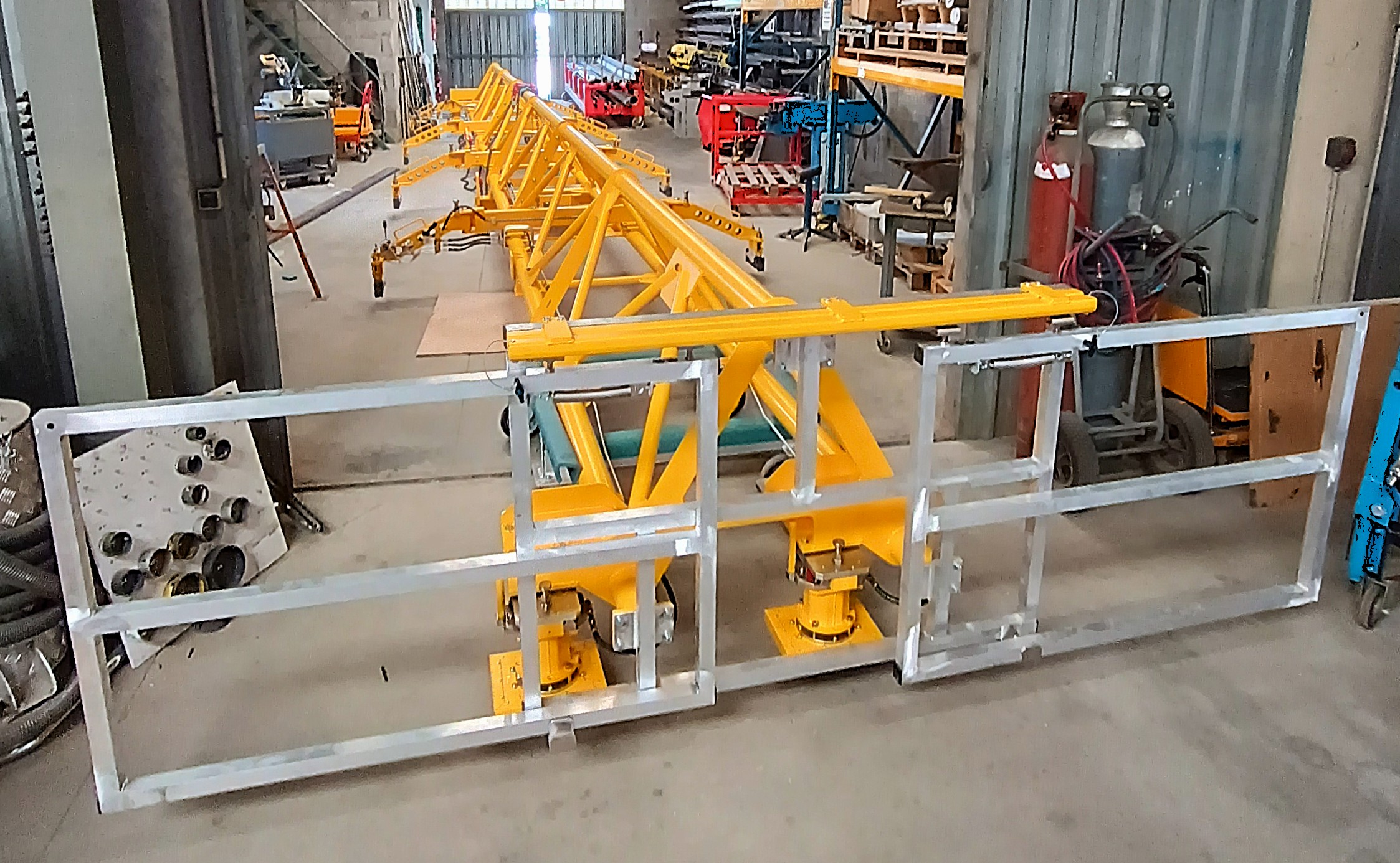 Palonnier de grandes dimensions pneumatique avec garde-corps intégrés pour la sécurité des opérateurs