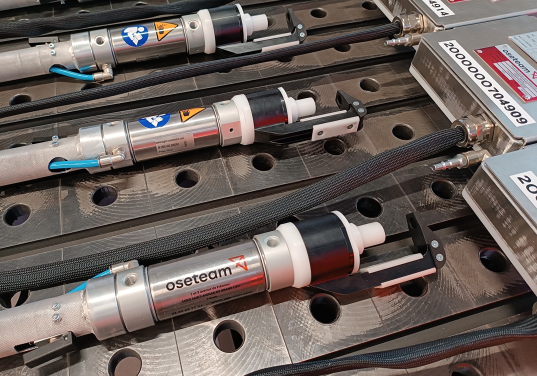Pince rotative de ferrure de compression pneumatique Oseteam utilisée sur poste de montage industriel à Nantes
