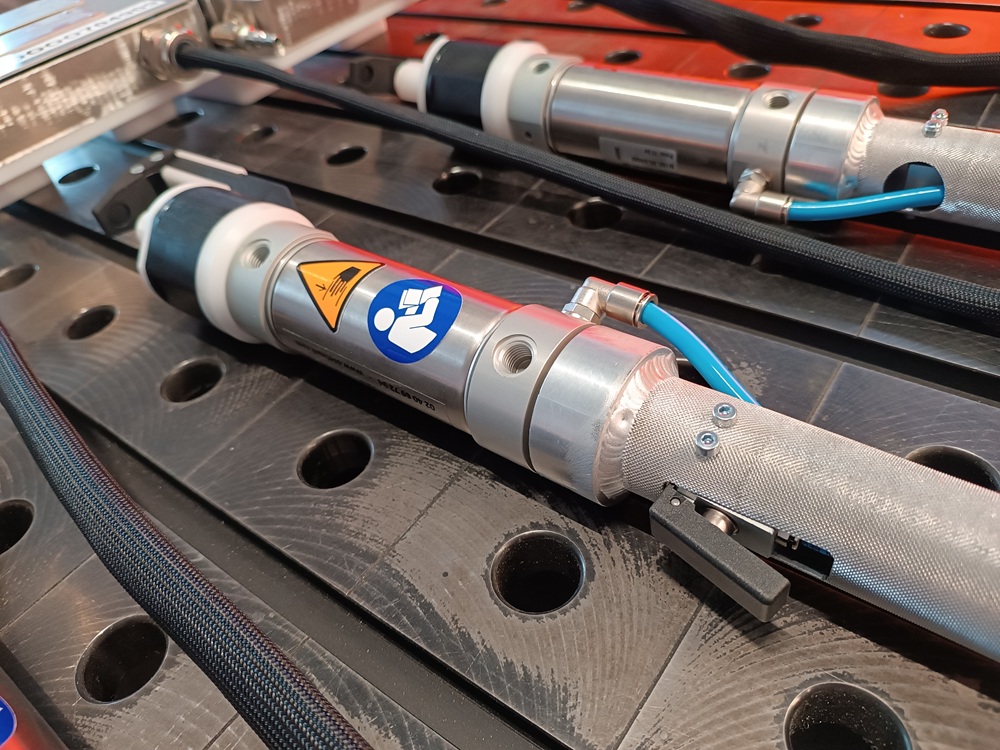 Détail de la plaque de certification CE sur une pince ferrure de compression pneumatique Oseteam conforme aux normes industrielles