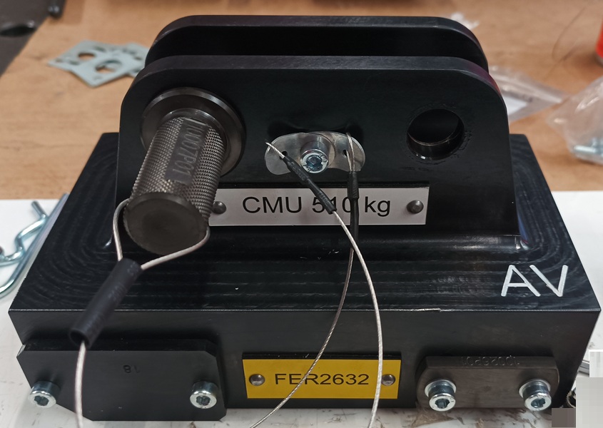 Ferrure de manutention pour levage de pièces avions en cours d’usinage dans un atelier industriel
