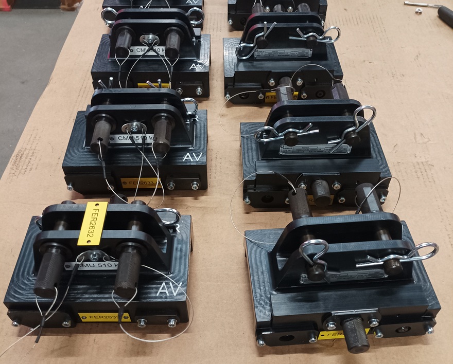 Ensemble de ferrures de manutention pour levage de pièces avions prêtes à l’utilisation en production aéronautique