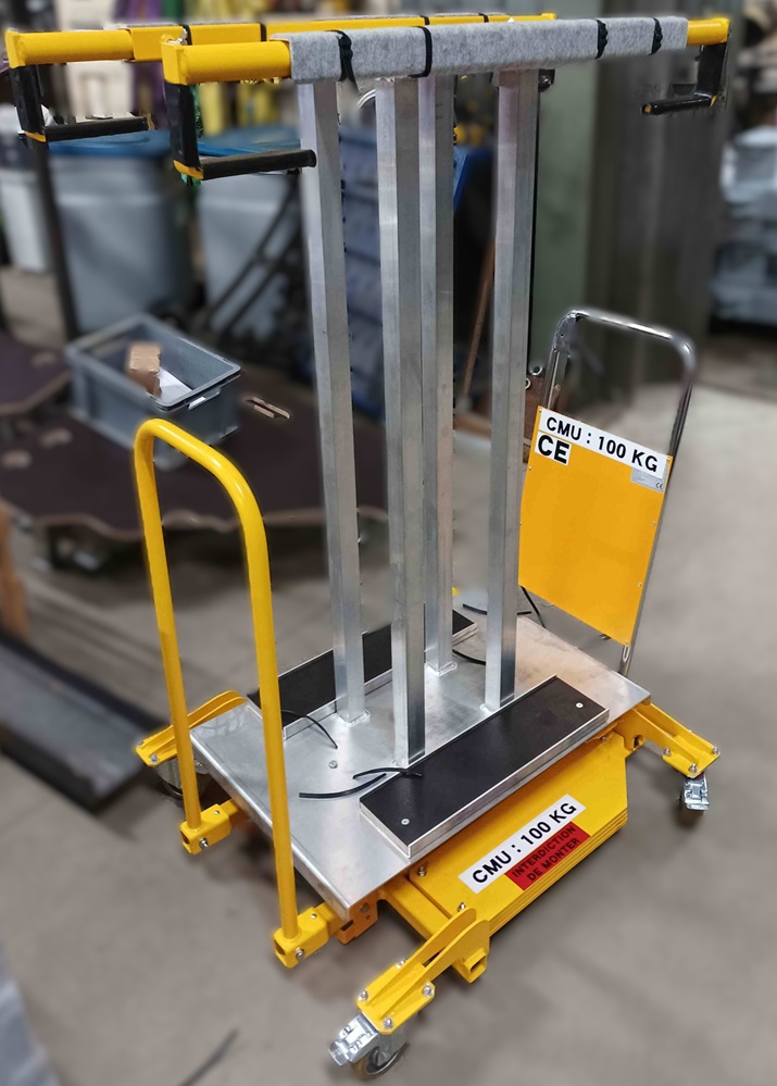 Chariot vantail de porte avec table élévatrice utilisé en atelier pour manutention de portes industrielles