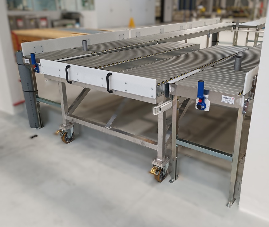 Extrémité de convoyeur gravitaire repliée pour optimiser le transport et le rangement en environnement industriel