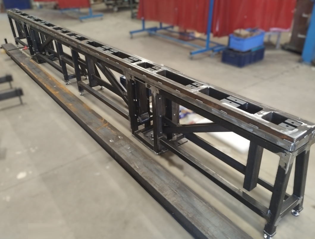 Opération de soudure de la structure mécano-soudée lors de la fabrication d'un marbre à frapper avec réhausse hydraulique.