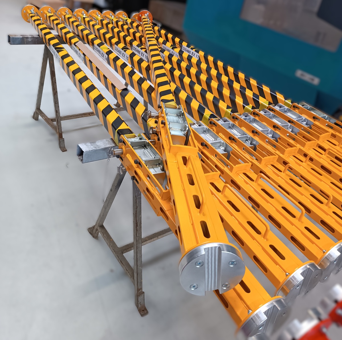 Étai poussoir hydraulique à vérin conçu sur mesure pour les opérations de conformage dans l'industrie ferroviaire.
