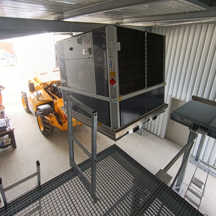 Mise en place d’une plateforme métallique pour PAC à l’aide d’un chariot manuscopique lors d’une opération de levage en hauteur réduite