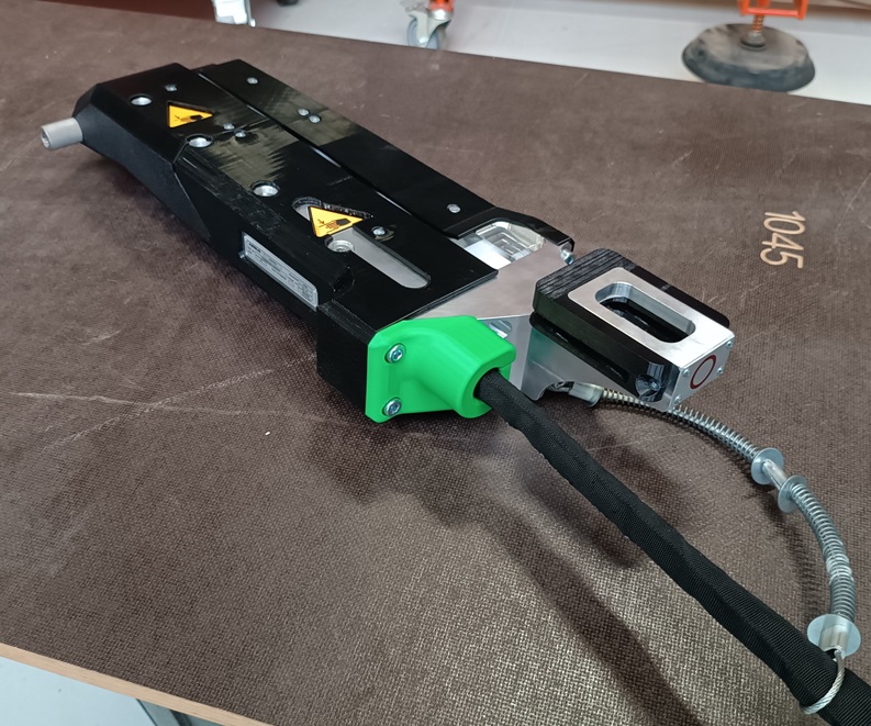 Détail d'une pince hydraulique assurant une pression constante lors de la polymérisation de pièces d'avion