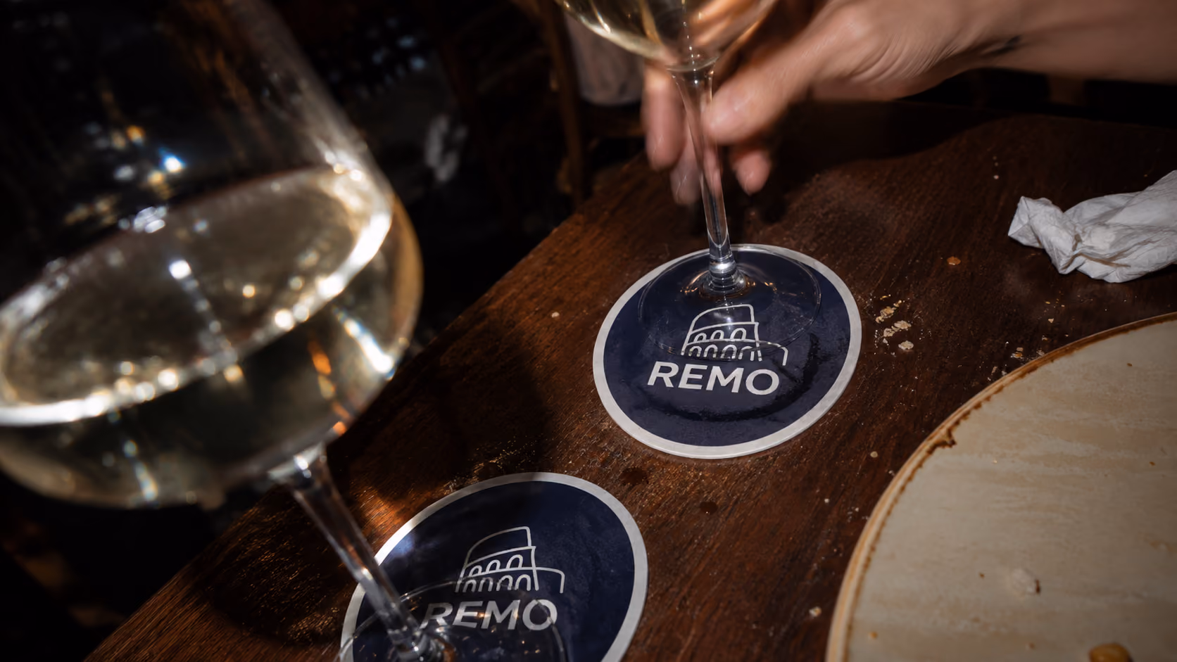 Remo: logo na podkładkach, projekt Recreate, studio Recreate z Wrocławia