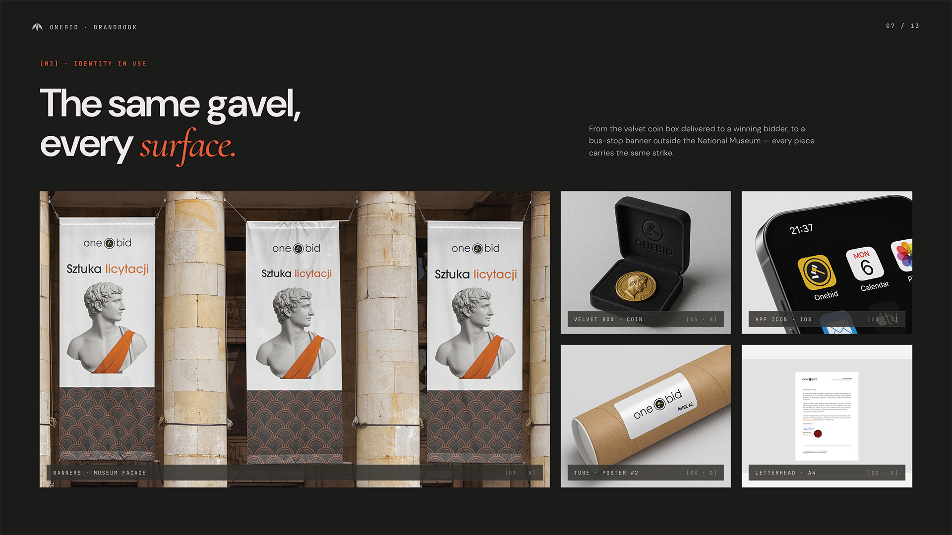 System identyfikacji wizualnej OneBid w użyciu — banery na fasadzie muzeum, aksamitne pudełko na monetę, ikona aplikacji iOS i papier firmowy. Branding, Recreate Wrocław