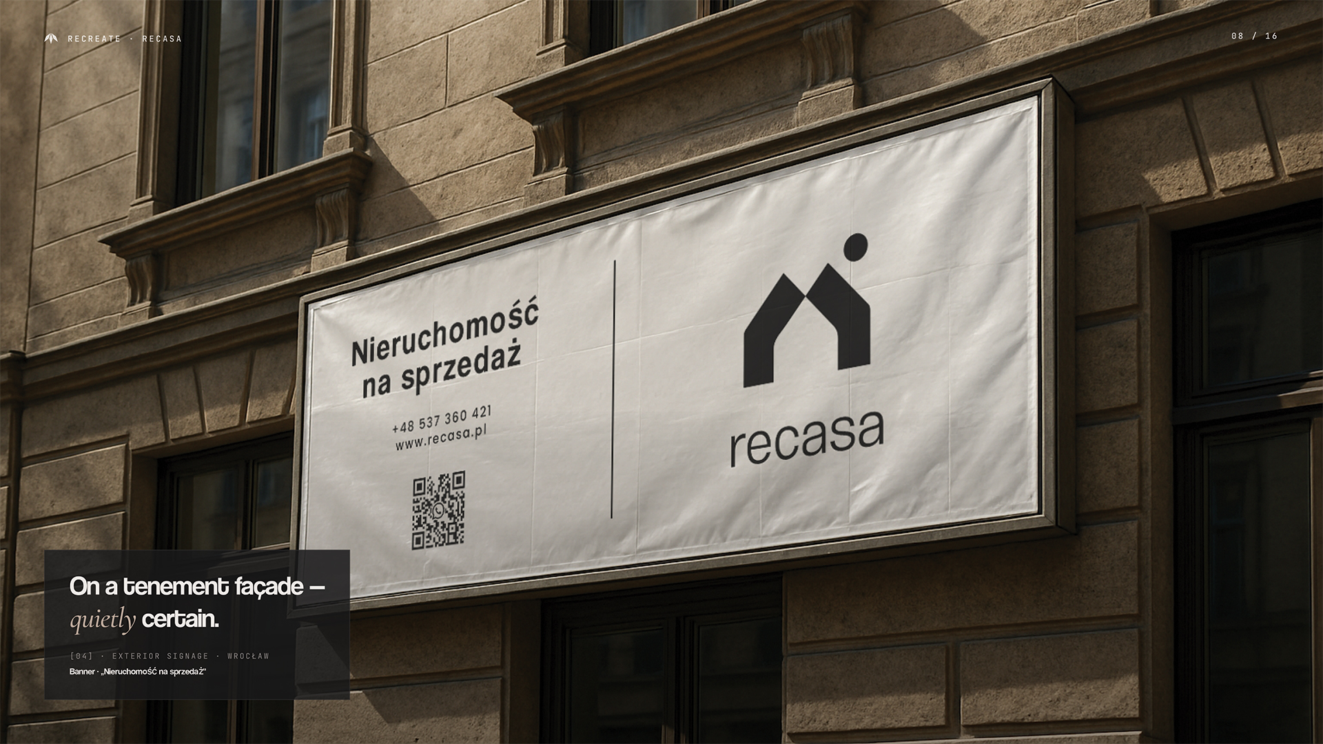 Banner fasadowy Recasa na kamienicy we Wrocławiu — biały baner z napisem Nieruchomość na sprzedaż, numerem telefonu, adresem recasa.pl i kodem QR; po prawej duże logo recasa; ciepłe boczne światło