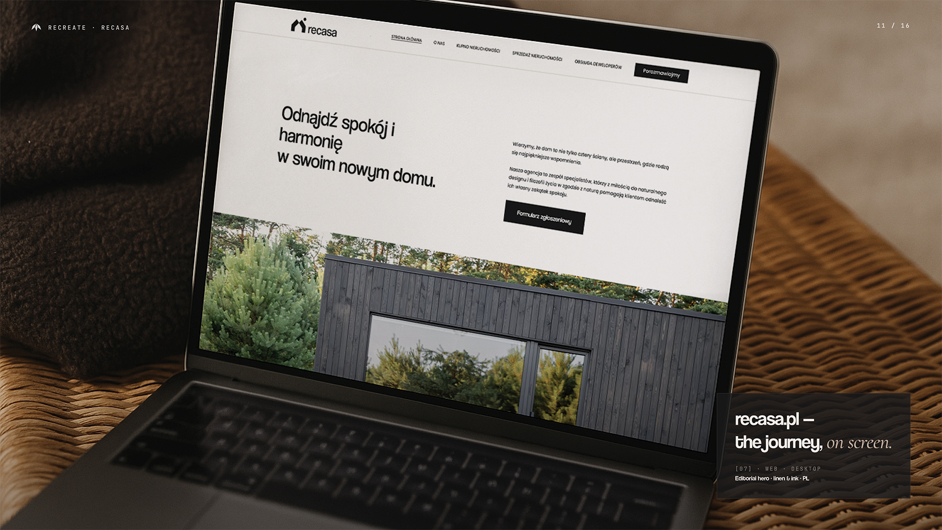 Mockup strony Recasa na ekranie laptopa — hero sekcja z hasłem Odnajdź spokój i harmonię w swoim nowym domu na tle fotografii czarnego domu w otoczeniu drzew; laptop leży na wiklinowym koszu