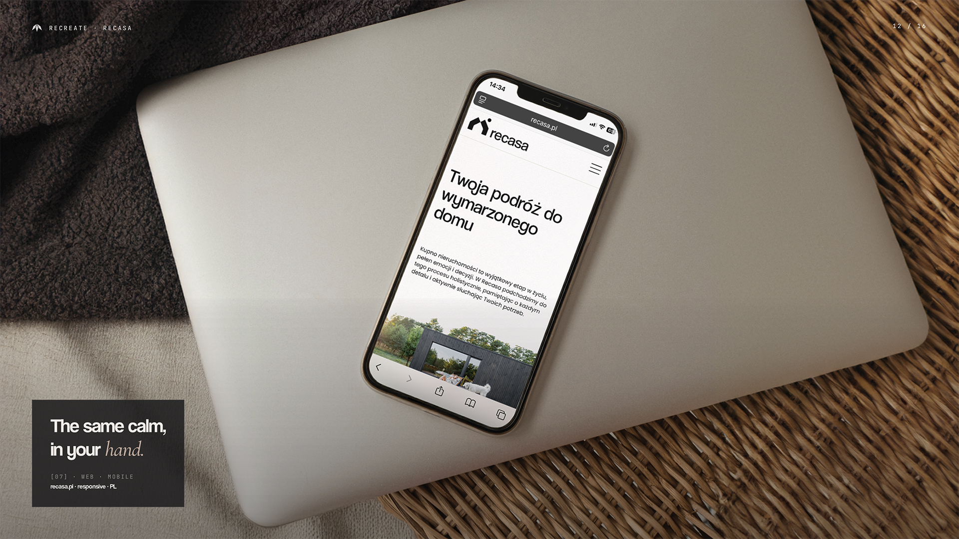 Mockup mobilny strony Recasa na iPhone'ie — widok podstrony z nagłówkiem Twoja podróż do wymarzonego domu i fotografią nieruchomości; telefon leży na pokrywie laptopa na wiklinowym tle