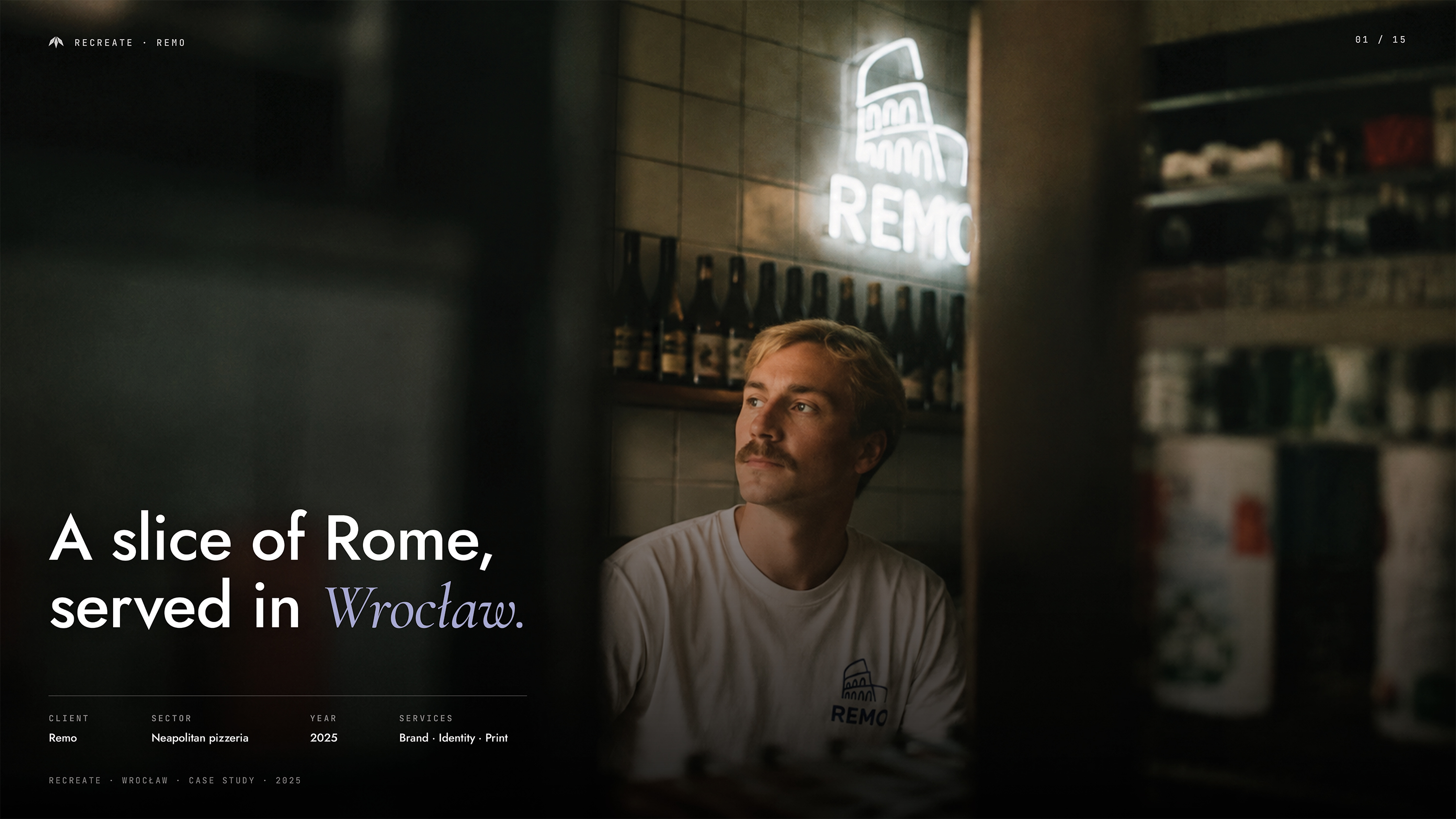 Slide okładkowy case study Remo — portret mężczyzny w białej koszulce z logo Remo na tle neonu w kształcie Koloseum; hasło A slice of Rome, served in Wrocław; klient: Remo, sektor: neapolitańska pizzeria, 2025