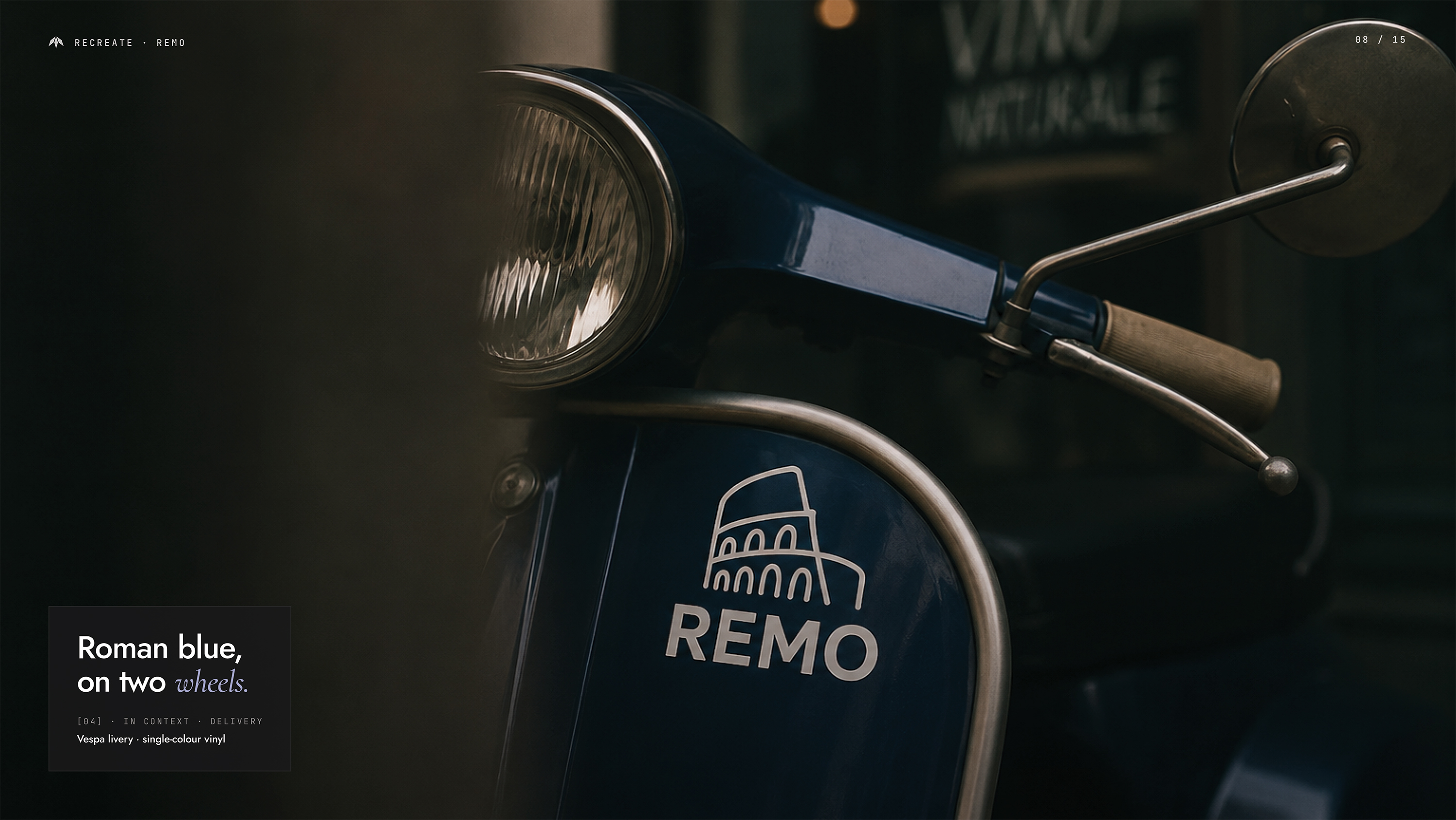Zbliżenie na granatową Vespę z naklejką winylową logo Remo na reflektorze — zdjęcie nocne z rozmytym tłem; napis Roman blue, on two wheels; oznaczenie: Vespa livery, single-colour vinyl