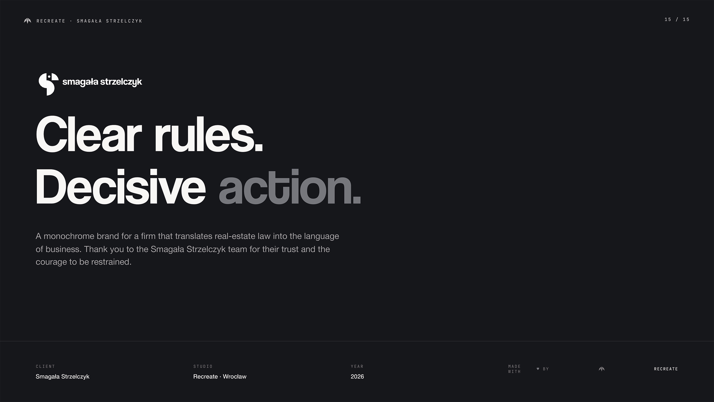 Slajd zamykający case study Smagała Strzelczyk na czarnym tle — logo kancelarii i hasło Clear rules. Decisive action. w dużej typografii; opis: monochromatyczna marka dla kancelarii tłumaczącej prawo nieruchomości na język biznesu; stopka Recreate Wrocław 