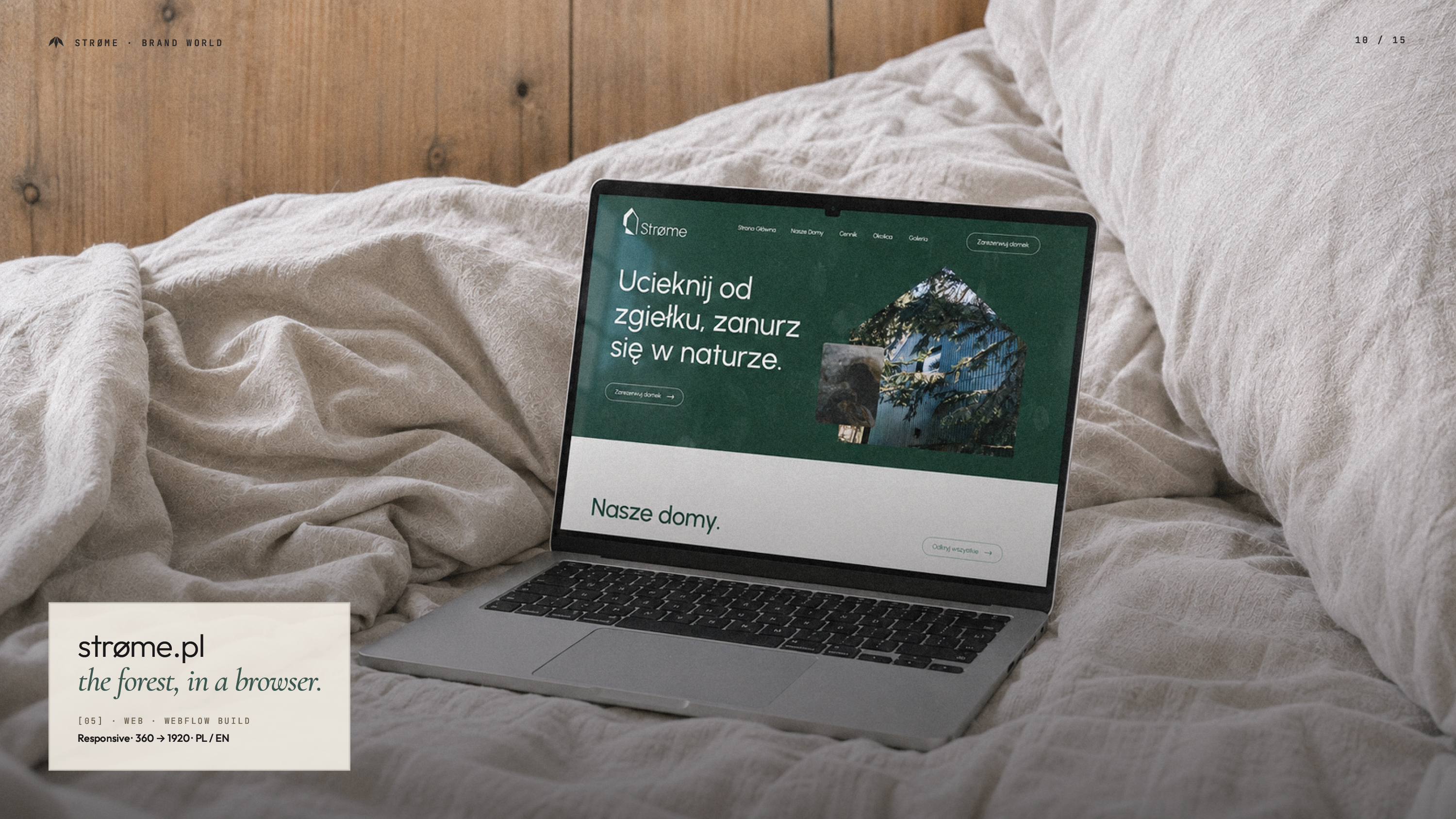 Mockup strony Strøme na ekranie laptopa — hero sekcja z hasłem Ucieknij od zgiełku, zanurz się w naturze na ciemnozielonym tle; laptop leży na beżowej tkaninie obok gałązki jodły