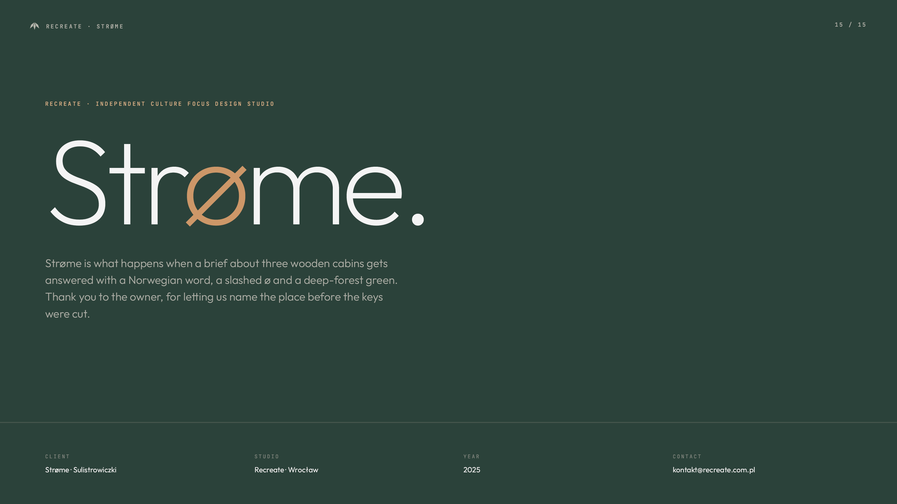 Slajd zamykający case study Strøme — duży wordmark na ciemnozielonym tle; opis: Strøme to co się dzieje gdy brief o trzech domkach spotka norweskie słowo, przekreślone ø i głęboki leśny zielony; stopka z danymi studia Recreate Wrocław