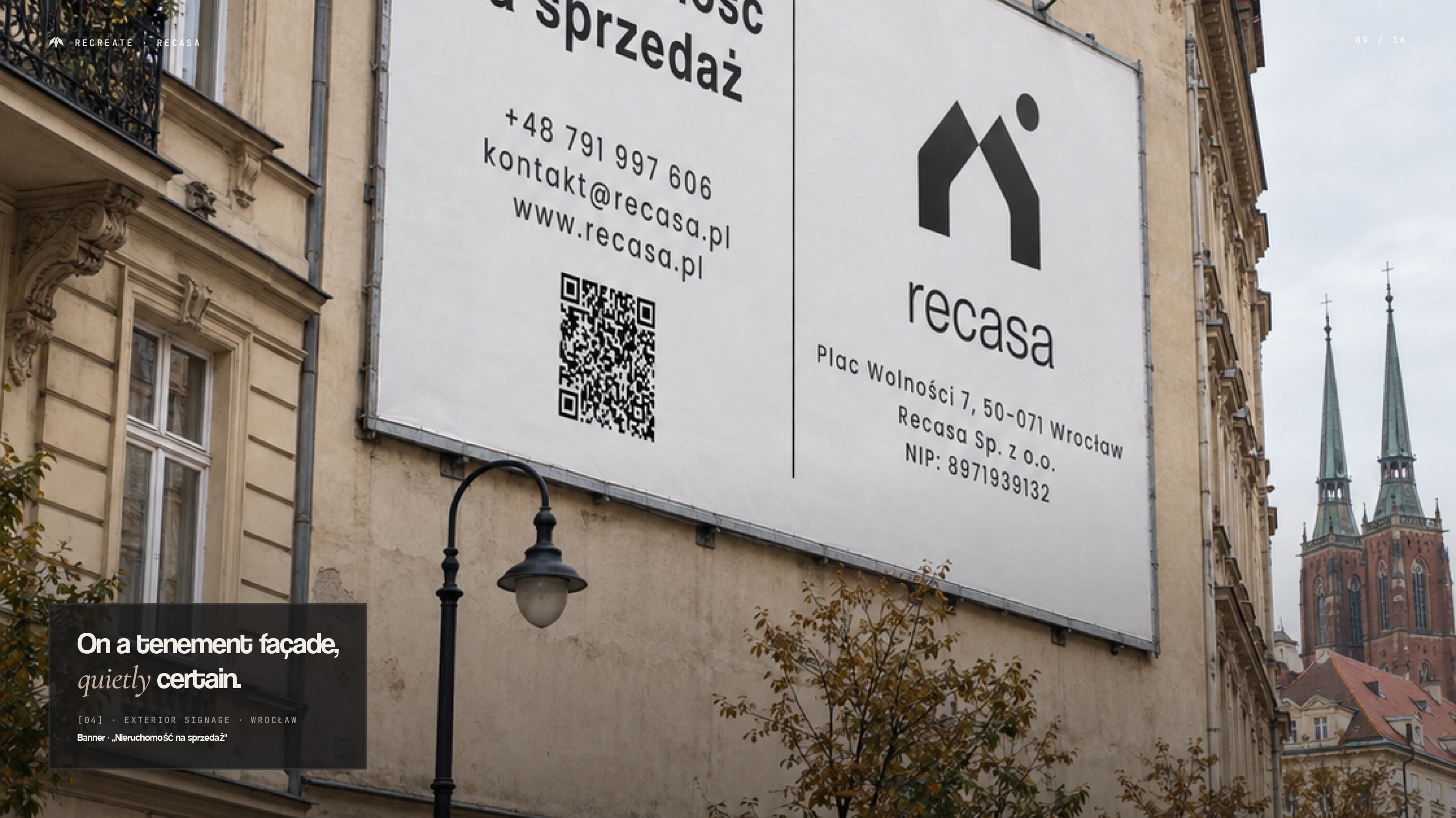 Wizualizacja baneru Recasa z logo, kodem QR i informacją o sprzedaży nieruchomości na elewacji kamienicy.
