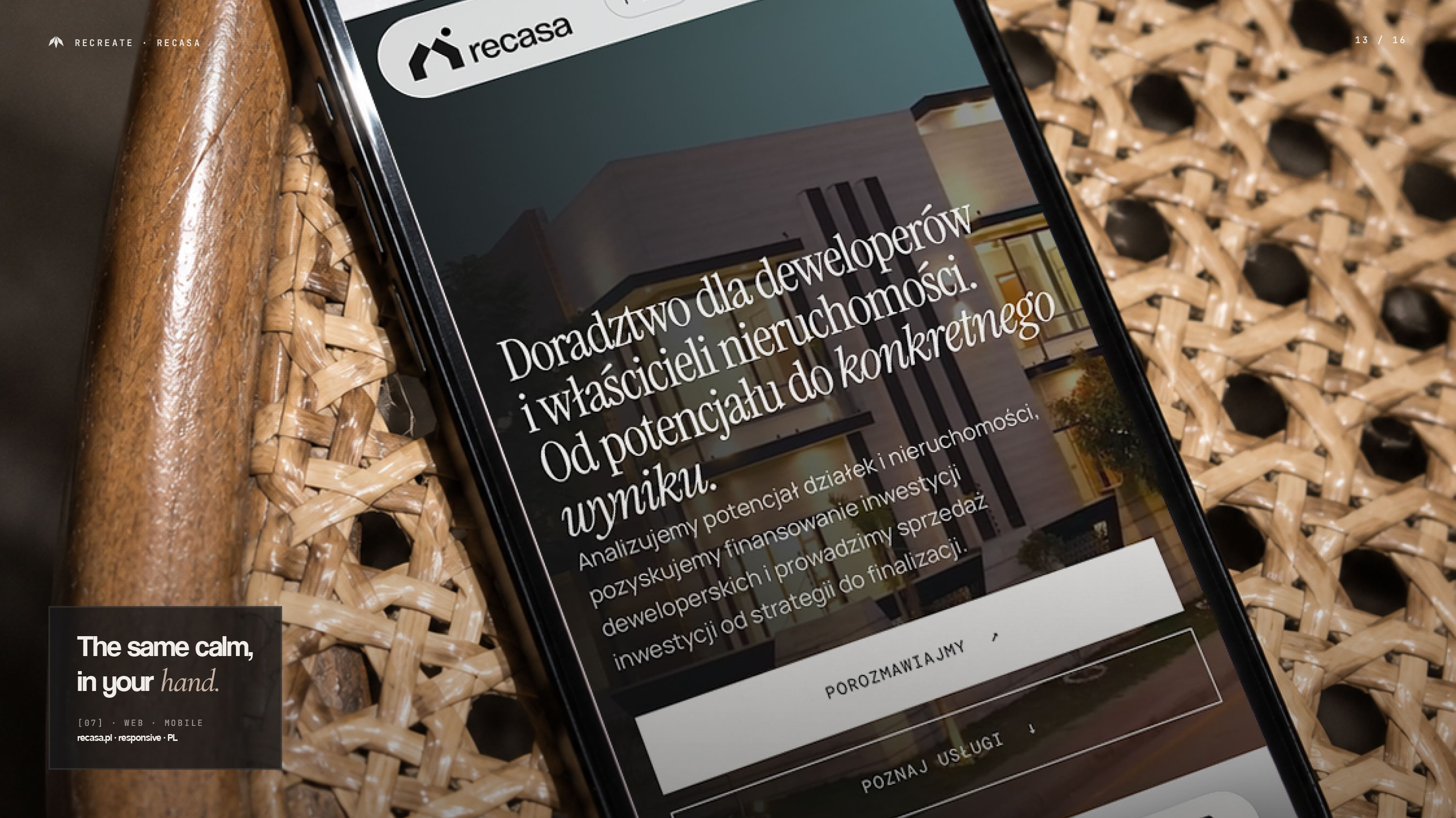 Mobilna strona Recasa na telefonie: logo, opis doradztwa dla rynku nieruchomości i przyciski kontaktowe.
