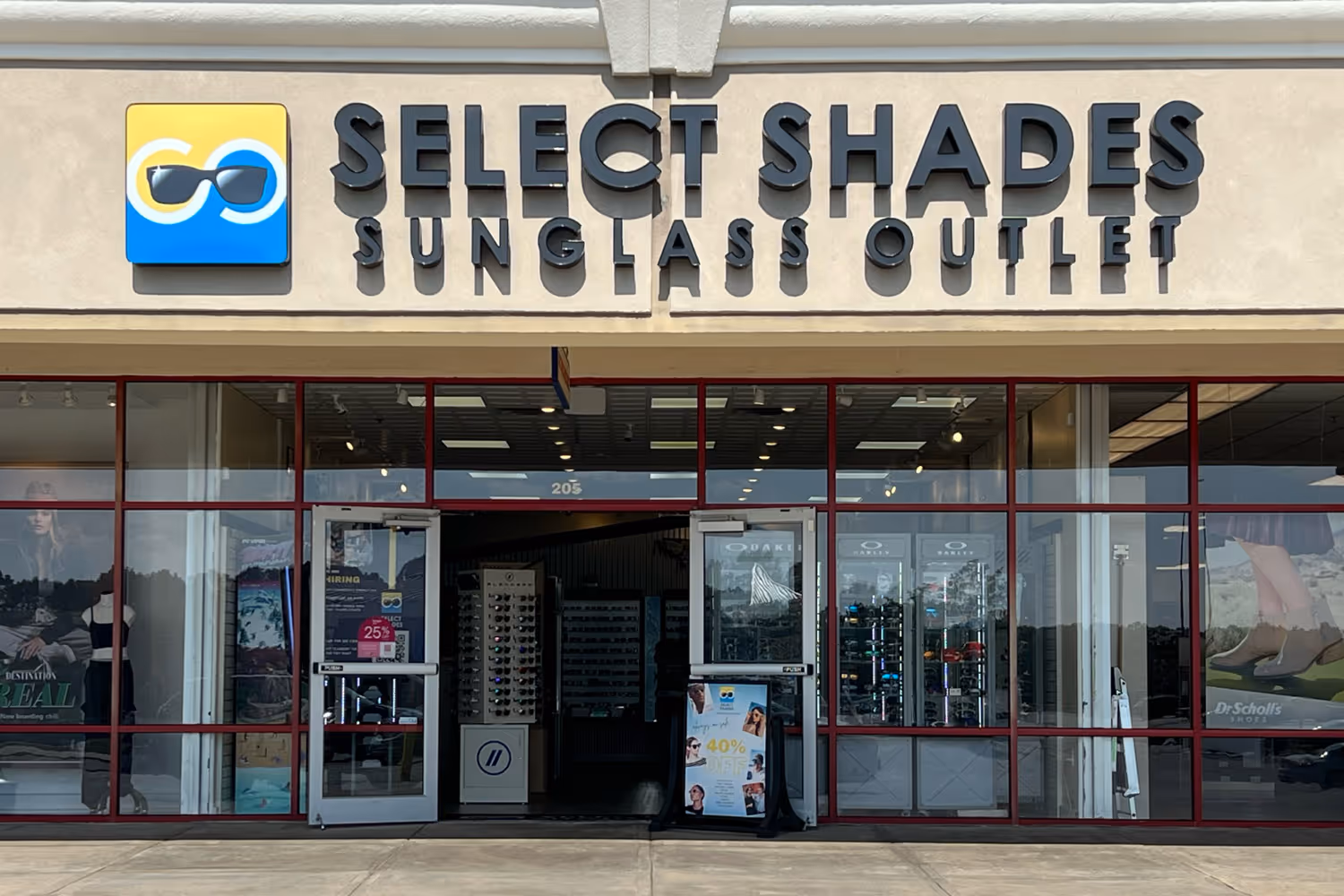 Exterior of Select Shades Sunglass Outlet in Commerce, GA at Tanger Outlets Commerce