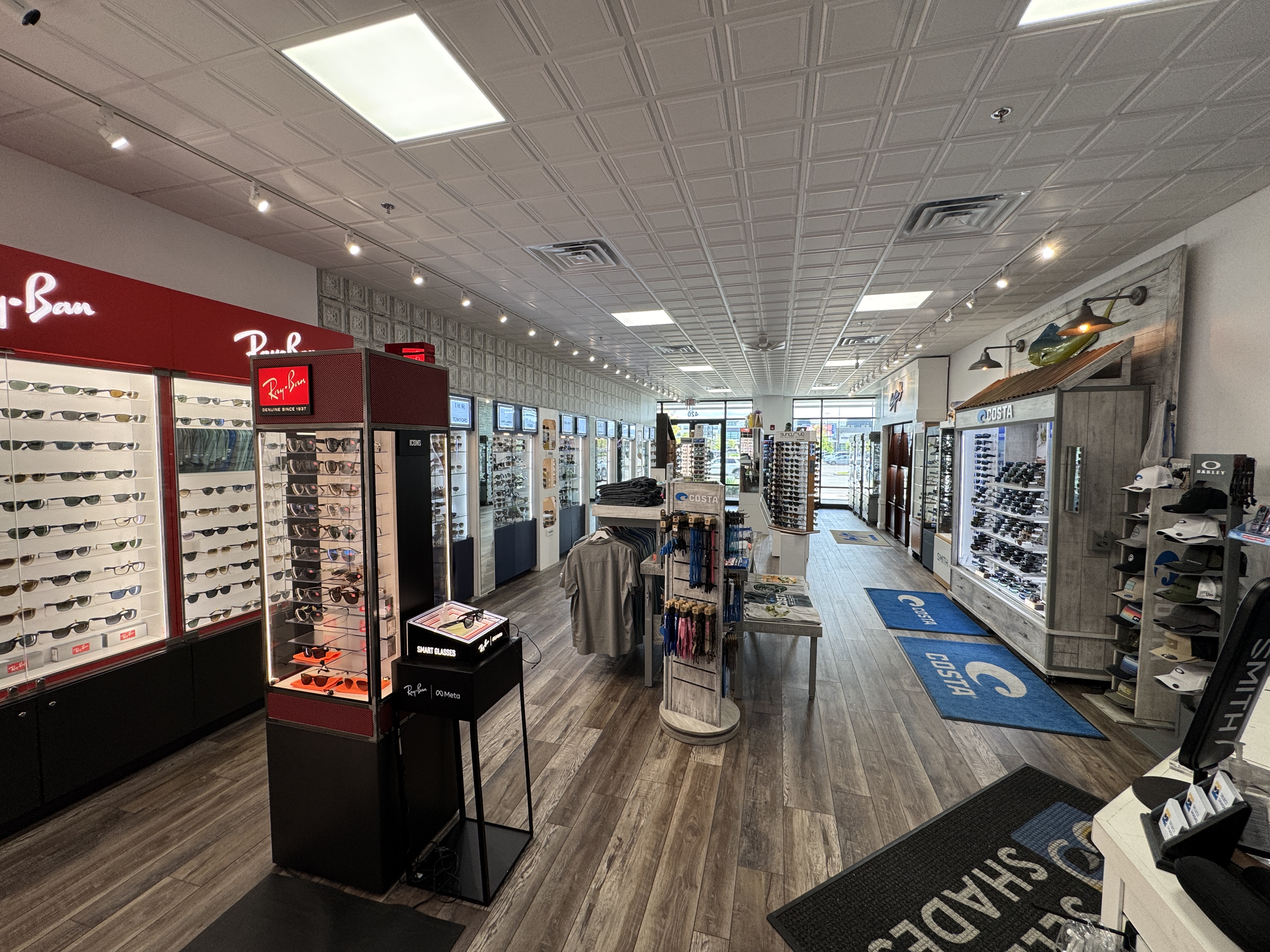 Sunglass retail interior in Nashville, TN – Select Shades outlet location with wide brand selection