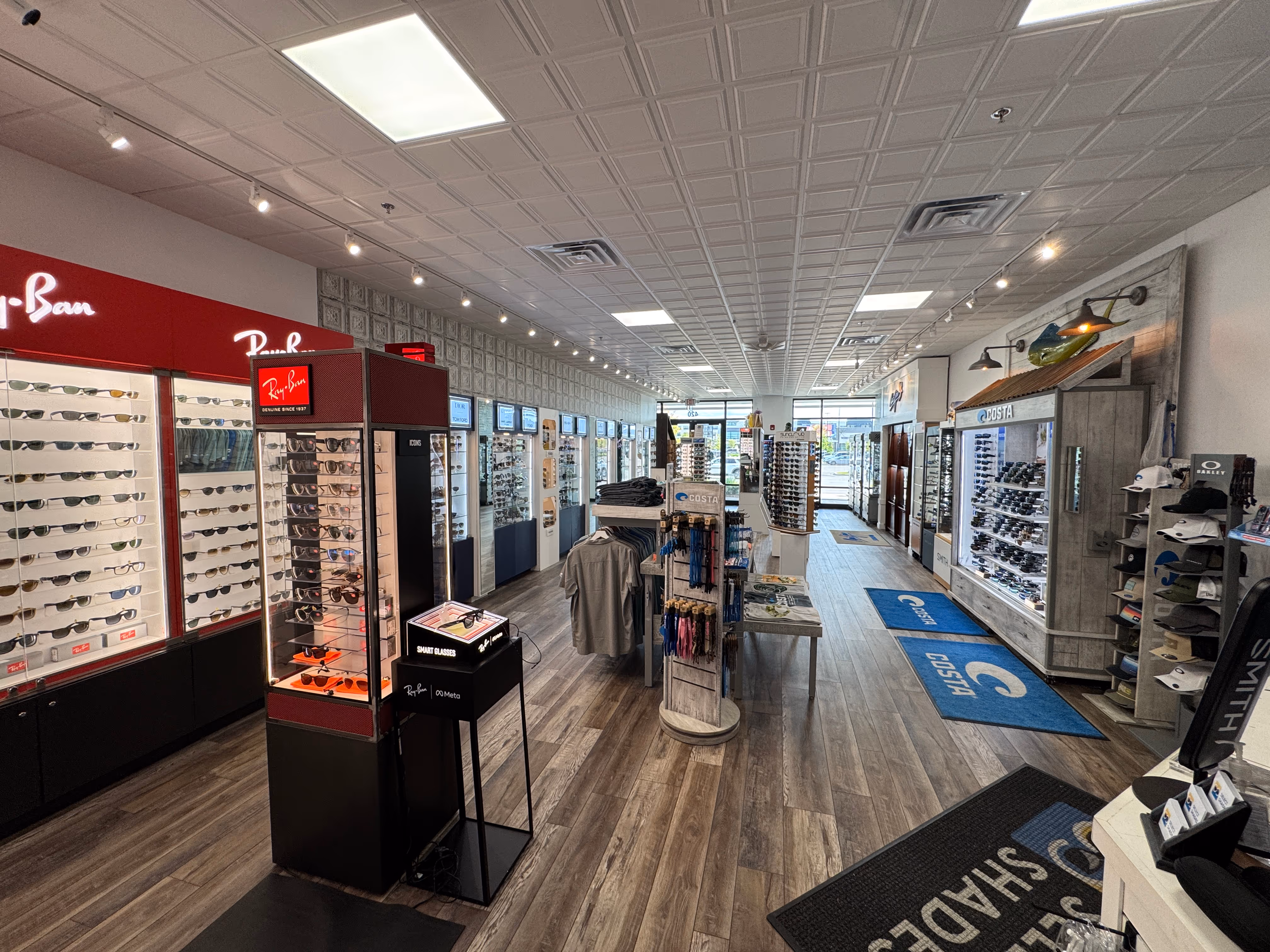 Sunglass retail interior in Nashville, TN – Select Shades outlet location with wide brand selection