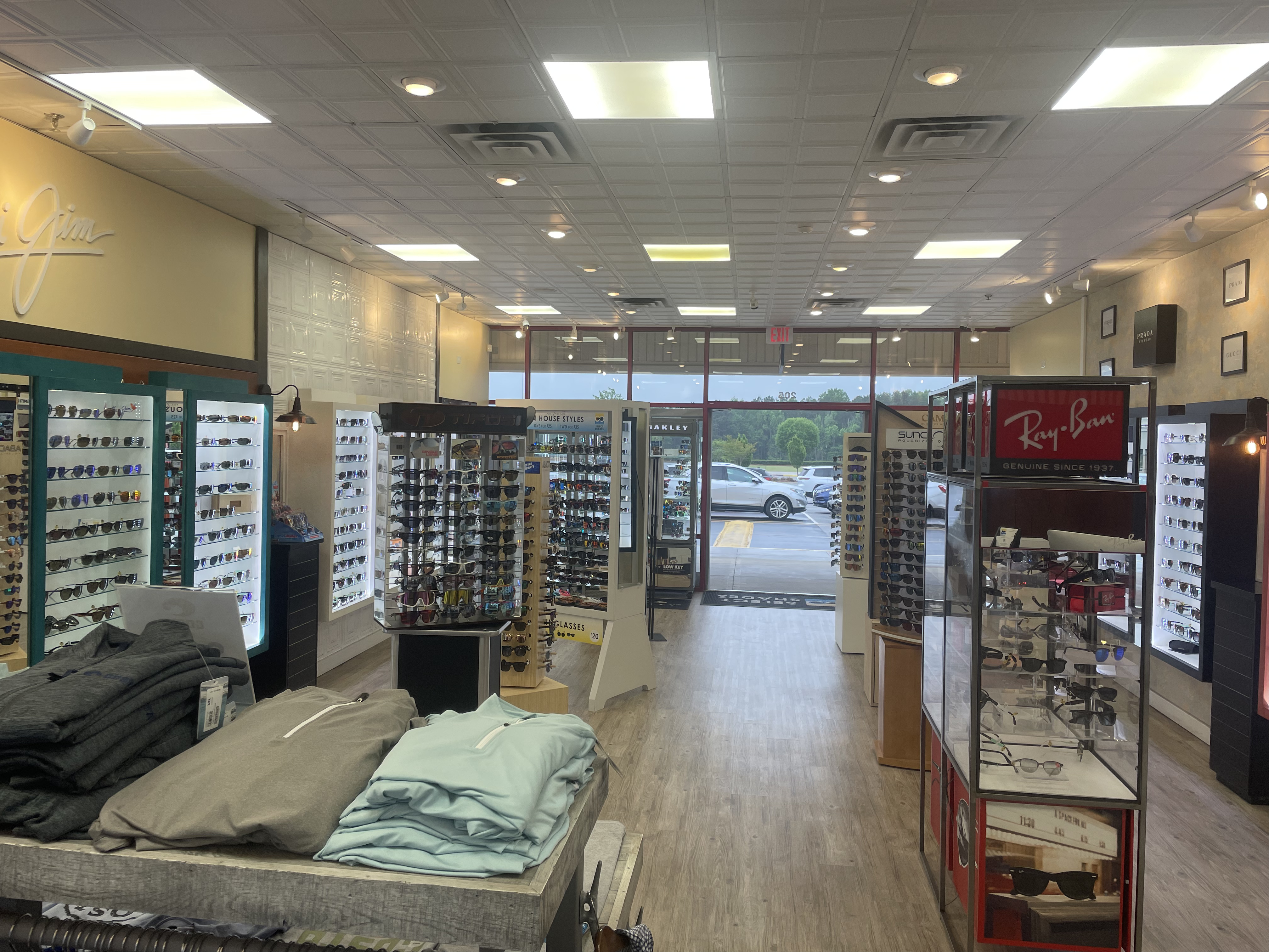Select Shades Sunglass Outlet features Costa clothing, Maui Jim sunglasses, and Ray-Ban sunglasses in Commerce, GA