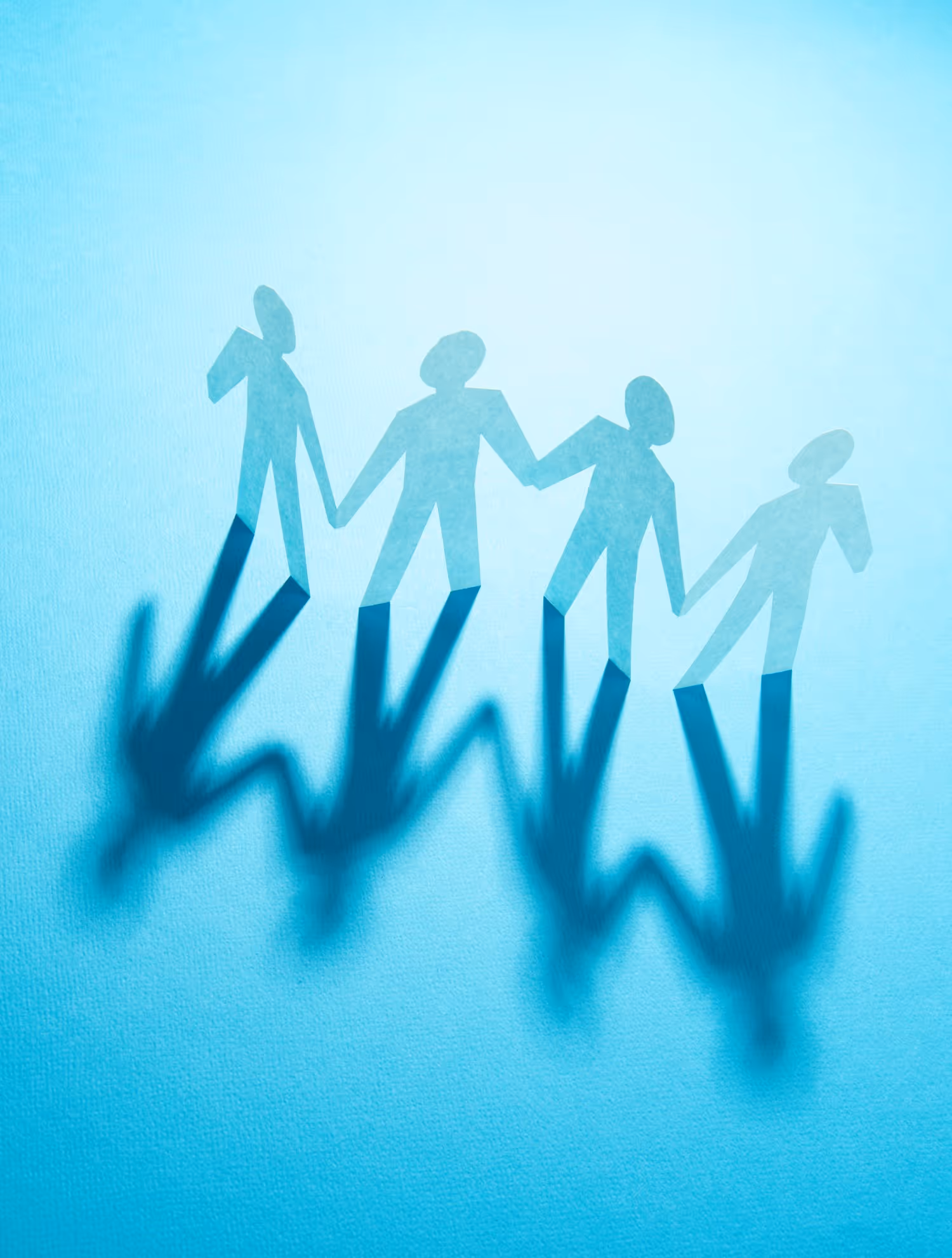 صورة ظلية لأيدي أشخاص مرفوعة ترمز إلى قياس الأثر الاجتماعي والتنمية المستدامة وتمكين المجتمعات والمشاركة المجتمعية والابتكار الاجتماعي