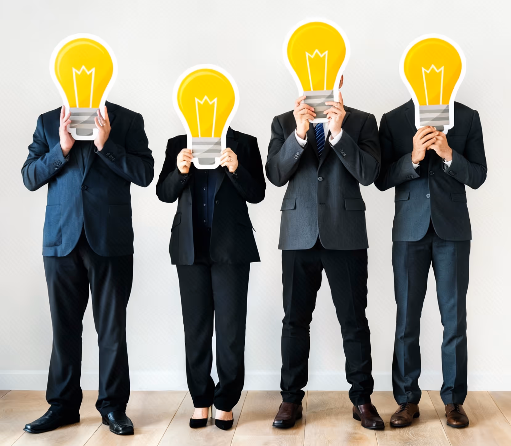 مجموعة من رجال الأعمال يرفعون مصابيح مضيئة تمثل الابتكار الاجتماعي والتنمية المستدامة وتمكين المجتمعات