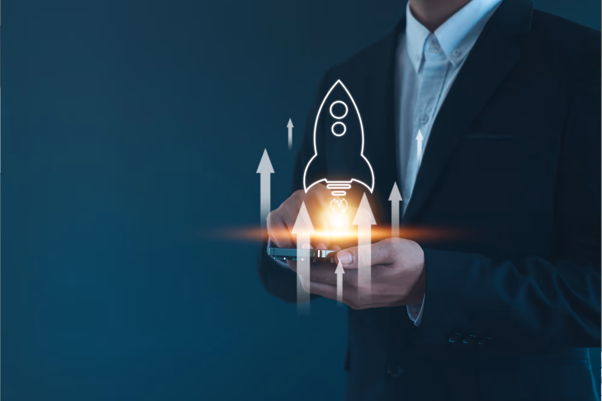 رجل أعمال يحمل رمز صاروخ يرمز إلى الابتكار الاجتماعي والتنمية المستدامة وتمكين المجتمعات