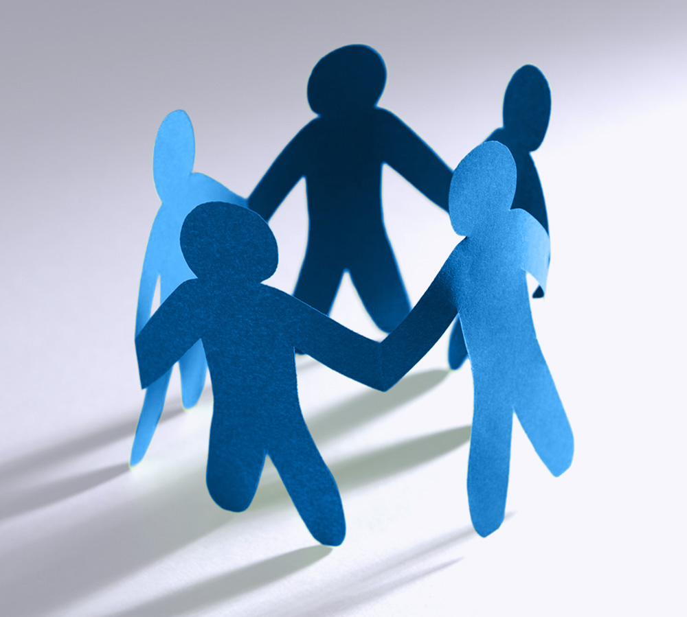 أشكال بشرية زرقاء متشابكة الأيدي تعبر عن المشاركة المجتمعية، وتلخص مفهوم المشاركة المجتمعية وأهمية المشاركة المجتمعية في بناء مجتمع فاعل وداعم.