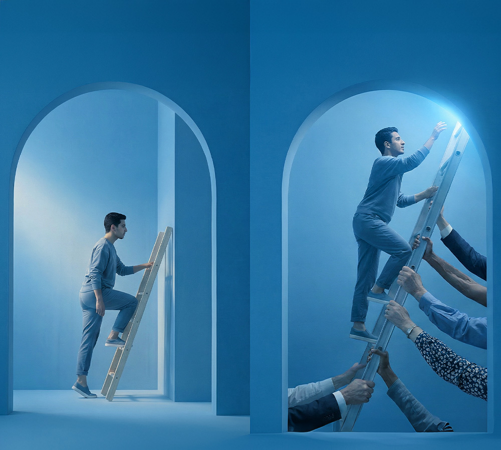 صورة رمزية تُظهر شخصًا يصعد بمفرده مقابل آخر تدعمه أيدٍ متعددة، تعبر عن مفهوم المشاركة المجتمعية وأهمية شراكات مجتمعية قائمة على التعاون بدل الجهود الفردية.