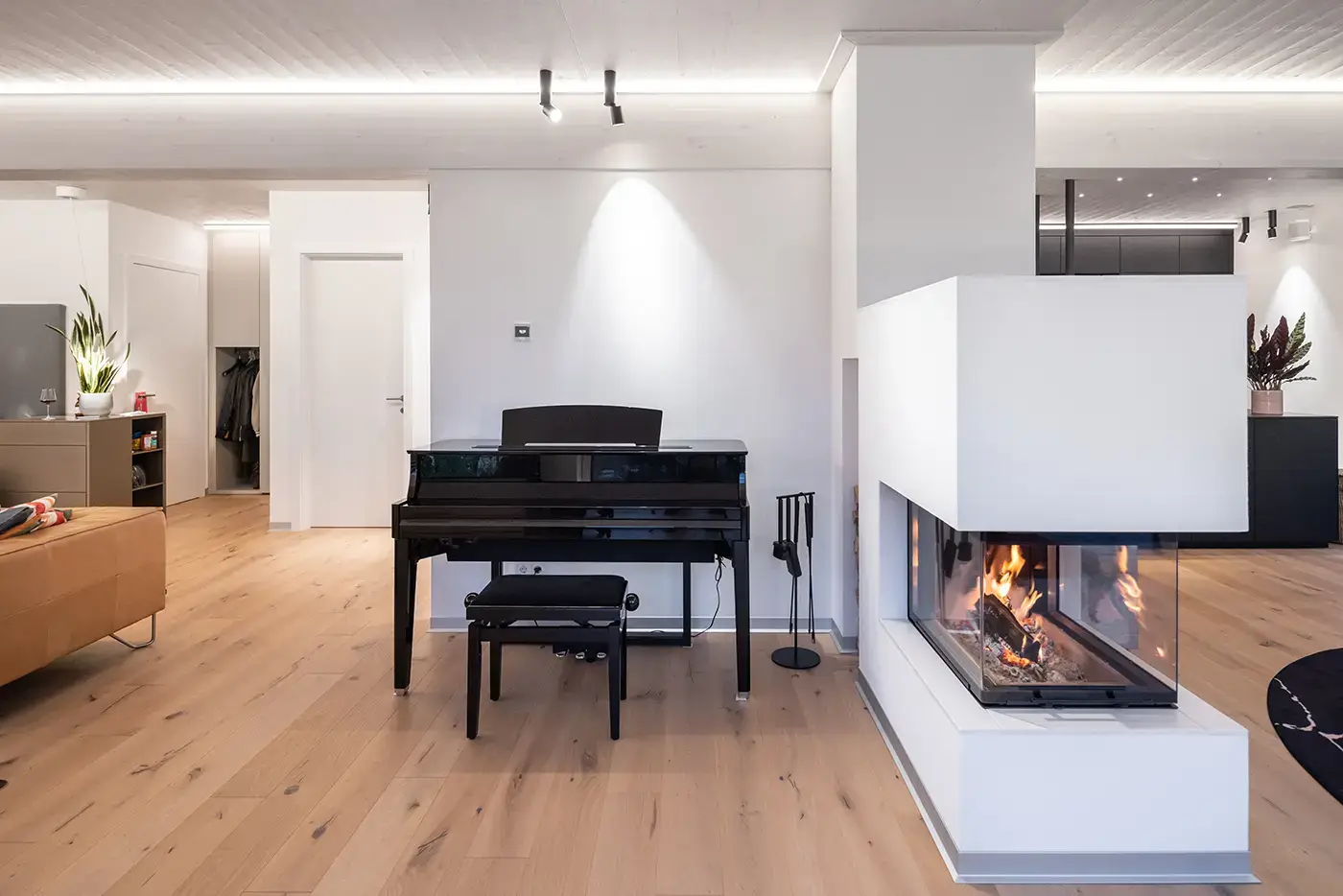 GRIFFNER Haus Kundenhaus Wohnzimmer mit Flügel und Kamin