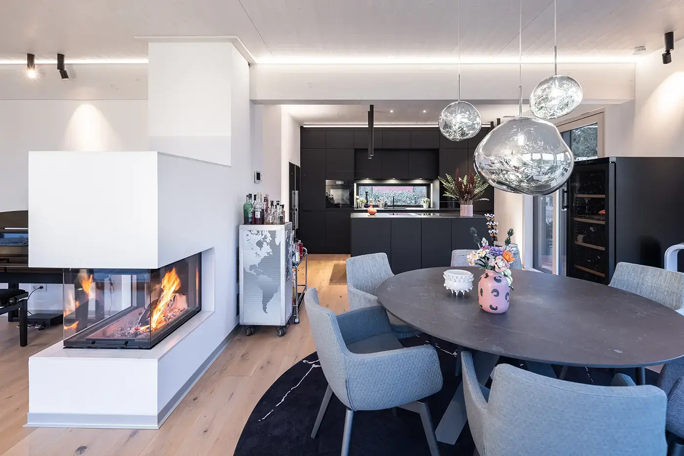 GRIFFNER Haus Kundenhaus Esszimmer mit Kamin