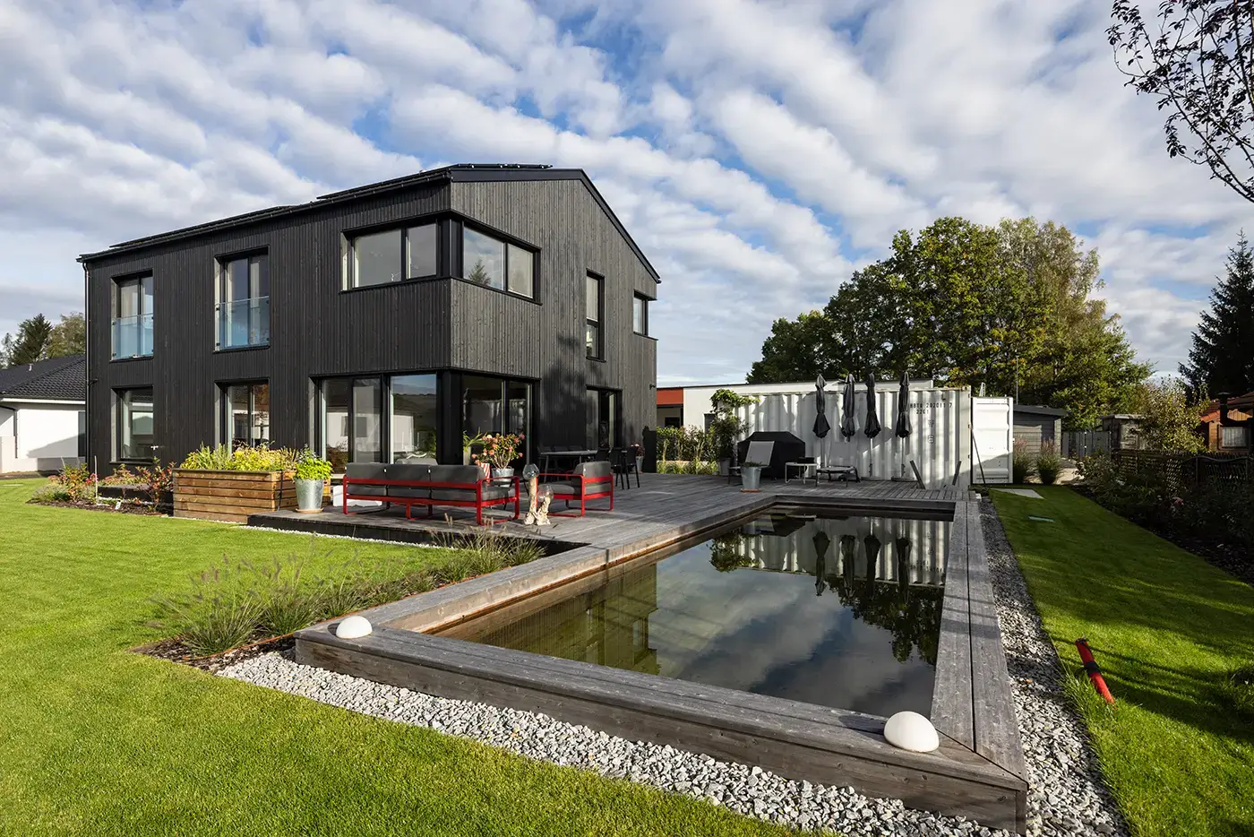 GRIFFNER Haus Kundenhaus Außenansicht mit Holzpooll