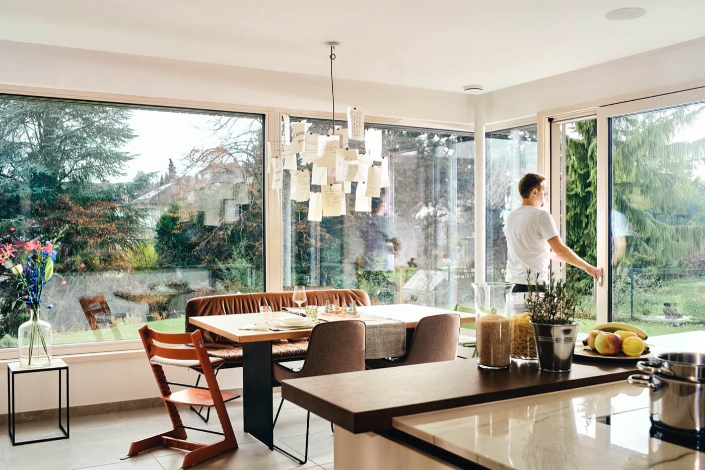 Essbereich eines Fertigteilhauses mit großen Panoramafenstern.
