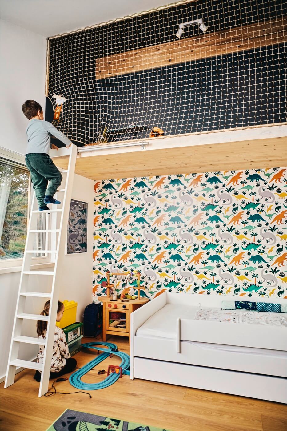 Kinderzimmer im Dinosaurier-Stil, das einen funktionalen, aber verspielten Bereich bietet.