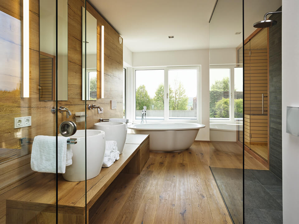 Badezimmer mit warmen Holzelementen und hellen, klaren Linien.