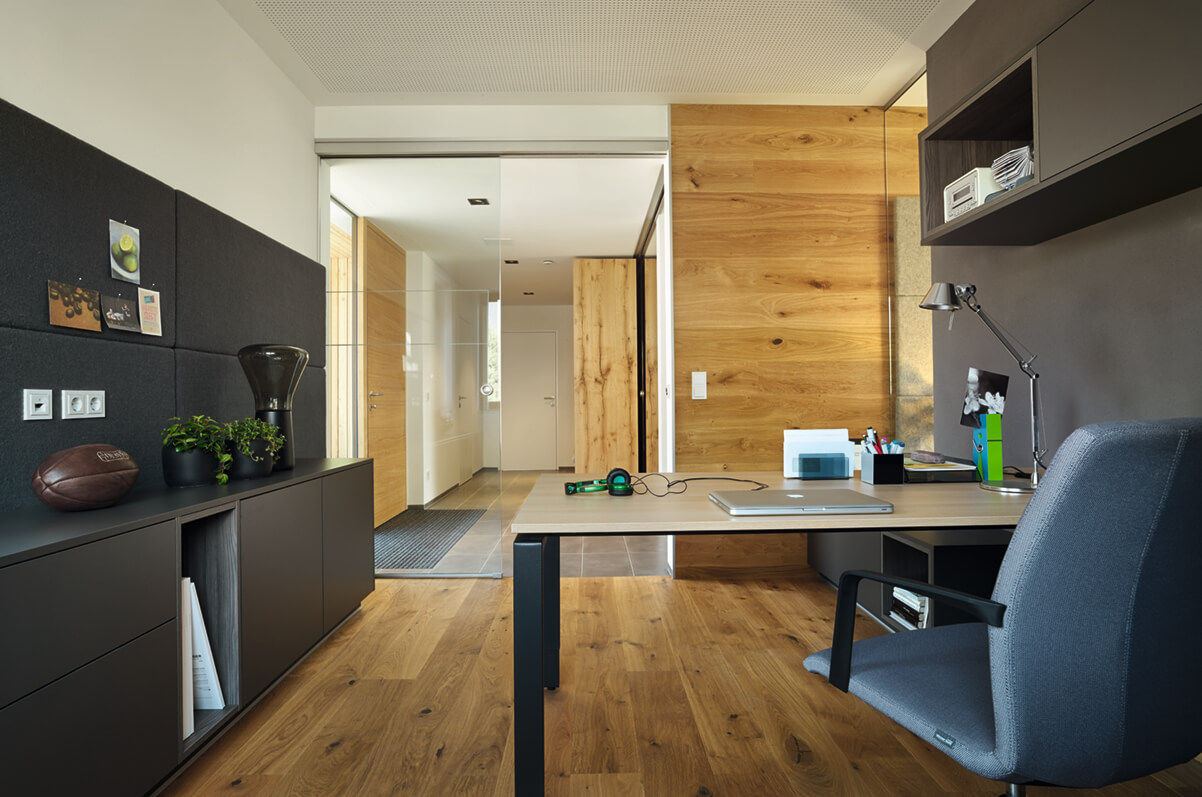 Stilvoll eingerichtetes Home-Office in einem offenen Wohnkonzept, das Funktionalität und Ästhetik vereint.