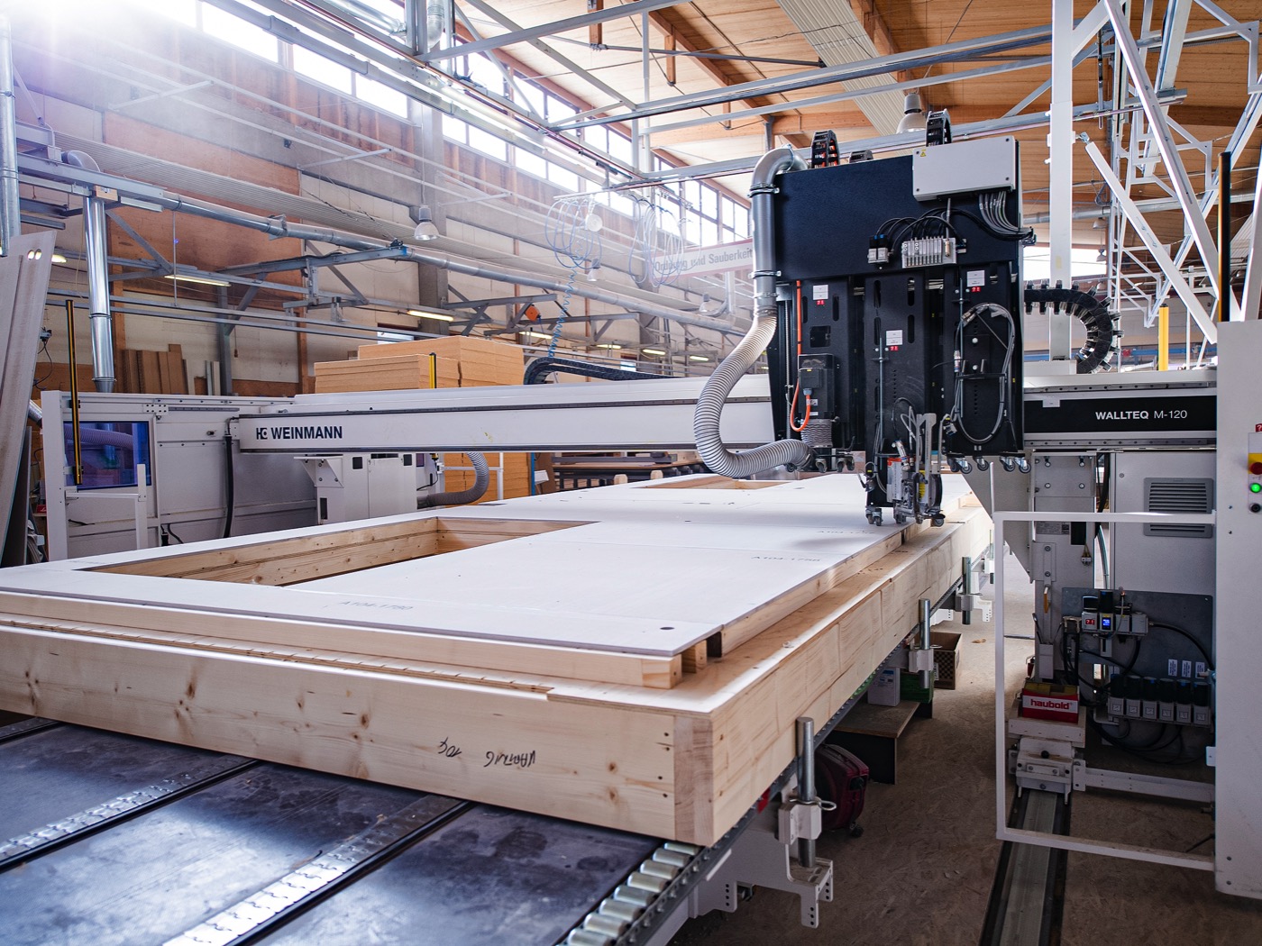 Automatisierte Fertigungslinie für Holzbauelemente.