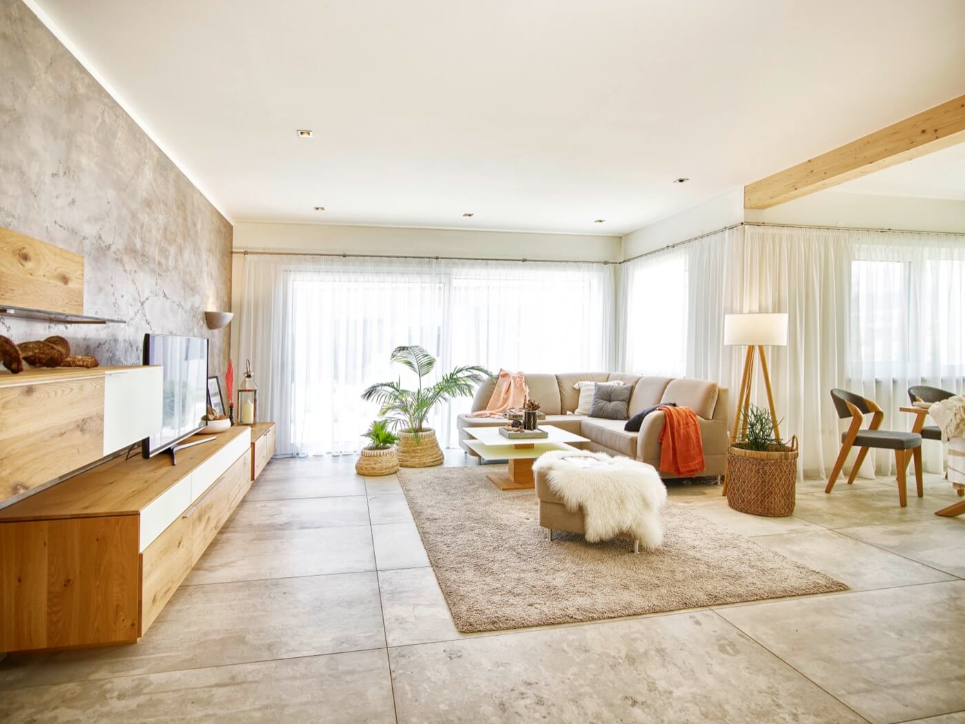 Offener Wohnbereich eines Fertigteilhauses von VARIO-BAU.