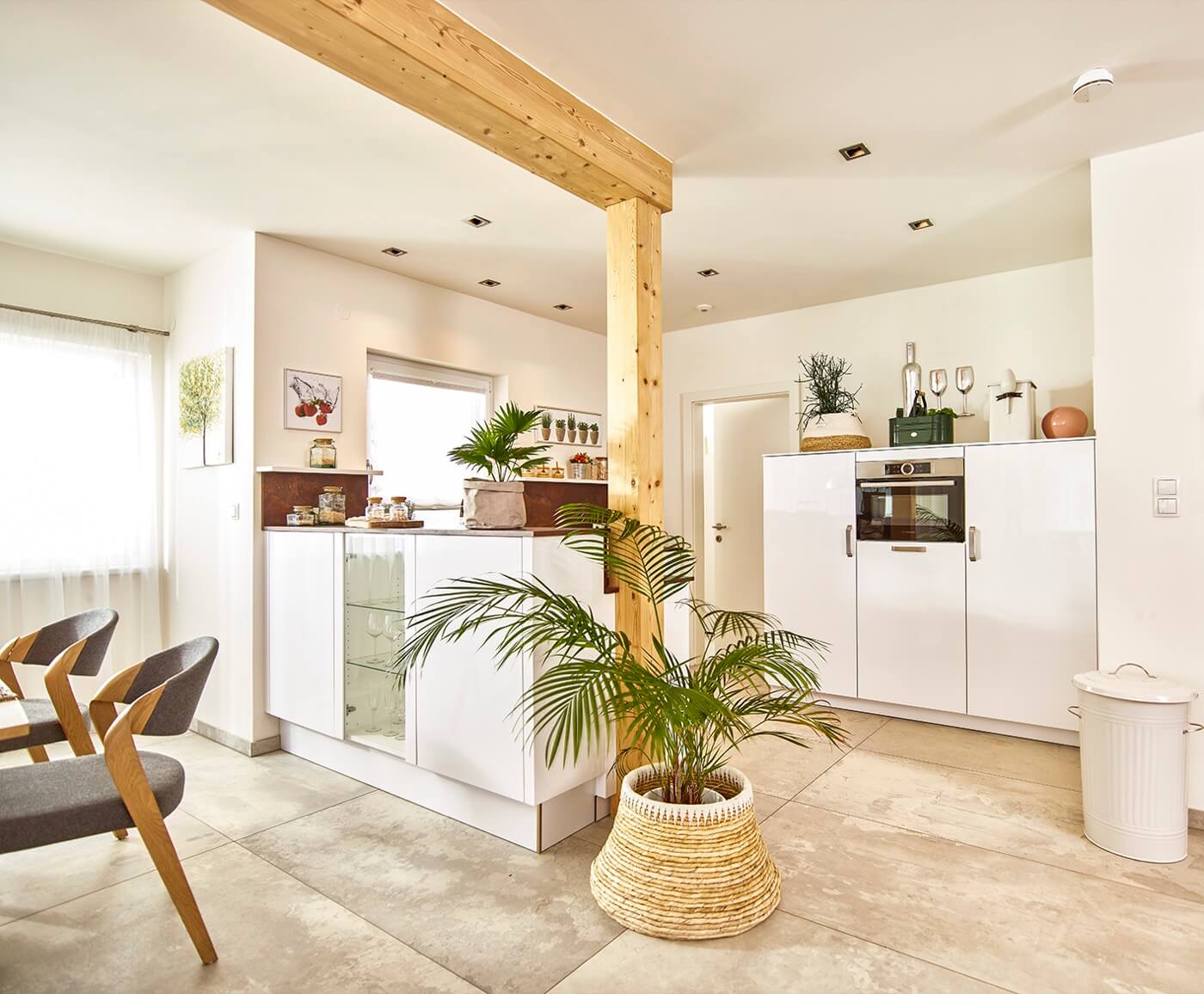 Offene Küche in einem Wohnraum eines Fertighauses von VARIO-BAU.