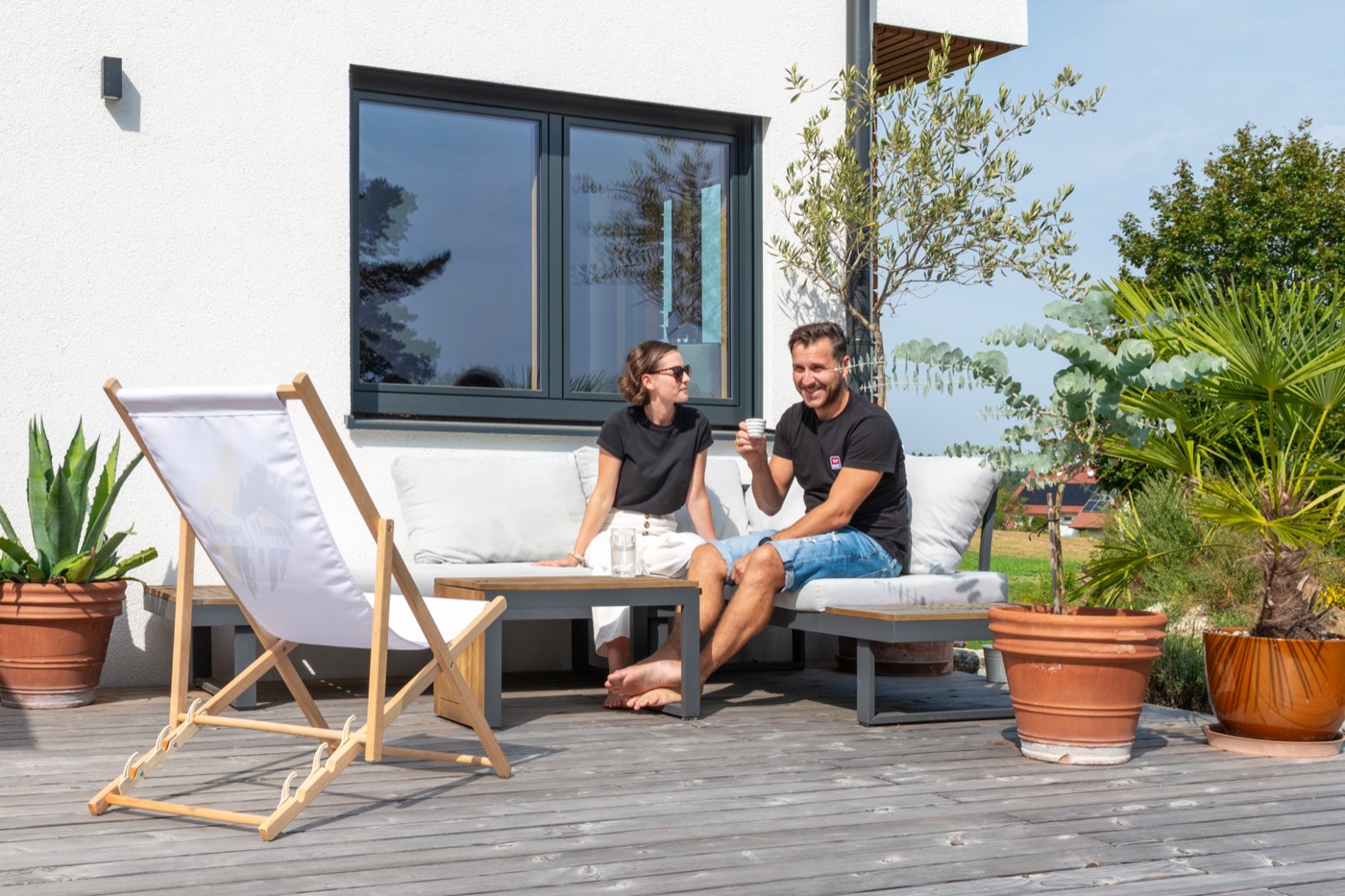 Nahaufnahme der Terrasse, die den entspannten Lebensstil der Bewohner unterstreicht.