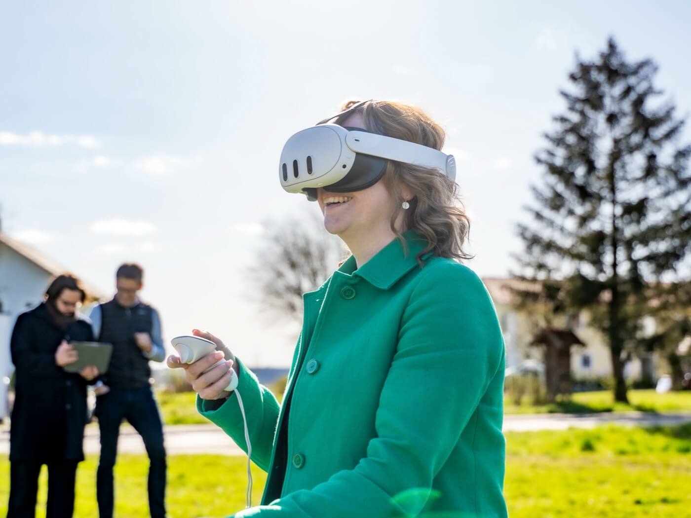 Eine Frau mit einer Virtual-Reality-Brille.