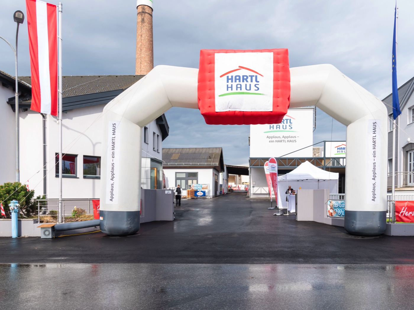 Eingangsbereich zum Firmengelände von HARTL HAUS.