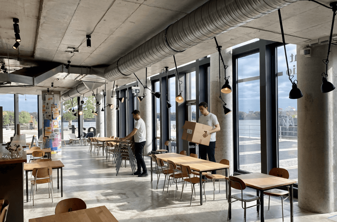 Eventhelfer in Hamburg beim Aufbau einer Eventlocation – Aufbau- und Abbaupersonal im Einsatz.